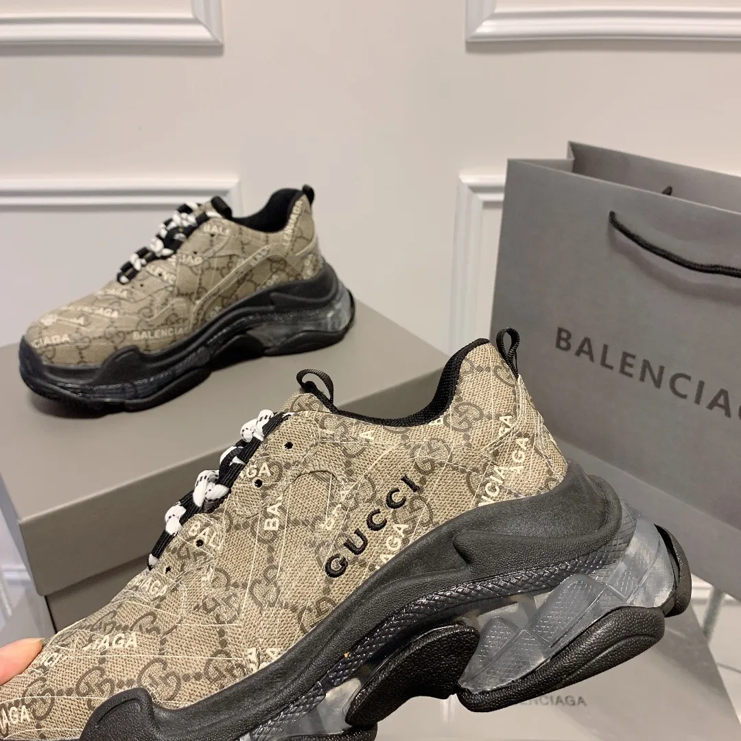 橙子出厂价💰185 情侣款 Gucci x Balenciaga&middot;古驰 x 巴黎世家联名款 新款气垫大底Triple S厚底运动鞋老爹鞋 古驰《Aria-时尚咏叹调》时装系列推出The Hacker Project系列，探索时尚界对于原创与挪用的概念。亚力山卓&middot;米开理以全新系列致敬传承与经典，以标志性Balenciaga廓形和Gucci元素，碰撞出诙谐又和谐的新创意。Triple S运动鞋采用经典GG Supreme帆布，饰有独特的通体&ldquo;Balenciaga&rdquo;印花。 限量款顶级版本！新配色首发出货，堪称目前市面上&ldquo;最美老爹鞋&rdquo;！正品开模，对版印花，原楦八层TPU组合大底！ 颜色：多种配色 码数：35-44