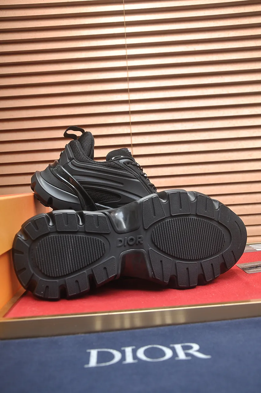 出厂价:390💶(顶级原单) 品牌:Dior (迪奥) 标准码:男码39-44(45定制) 等级:官网同款 材料:顶级原版牛皮拼接而成 原版耐磨轻便大底 款式类别:潮流时尚休闲鞋 尊贵奢侈品大牌元素顶级奢华 颜色:实物图片色