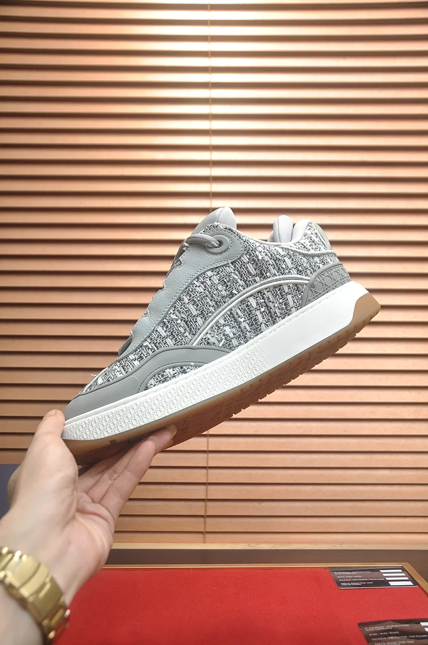 出厂价：410💶（顶级原单） 品牌：Dior （迪奥） 标准码：男码39-44（45定制） 等级：官网同款 材料：顶级原版牛皮拼接而成 原版耐磨轻便大底 款式类别：潮流时尚休闲鞋 尊贵奢侈品大牌元素顶级奢华 颜色：实物图片色