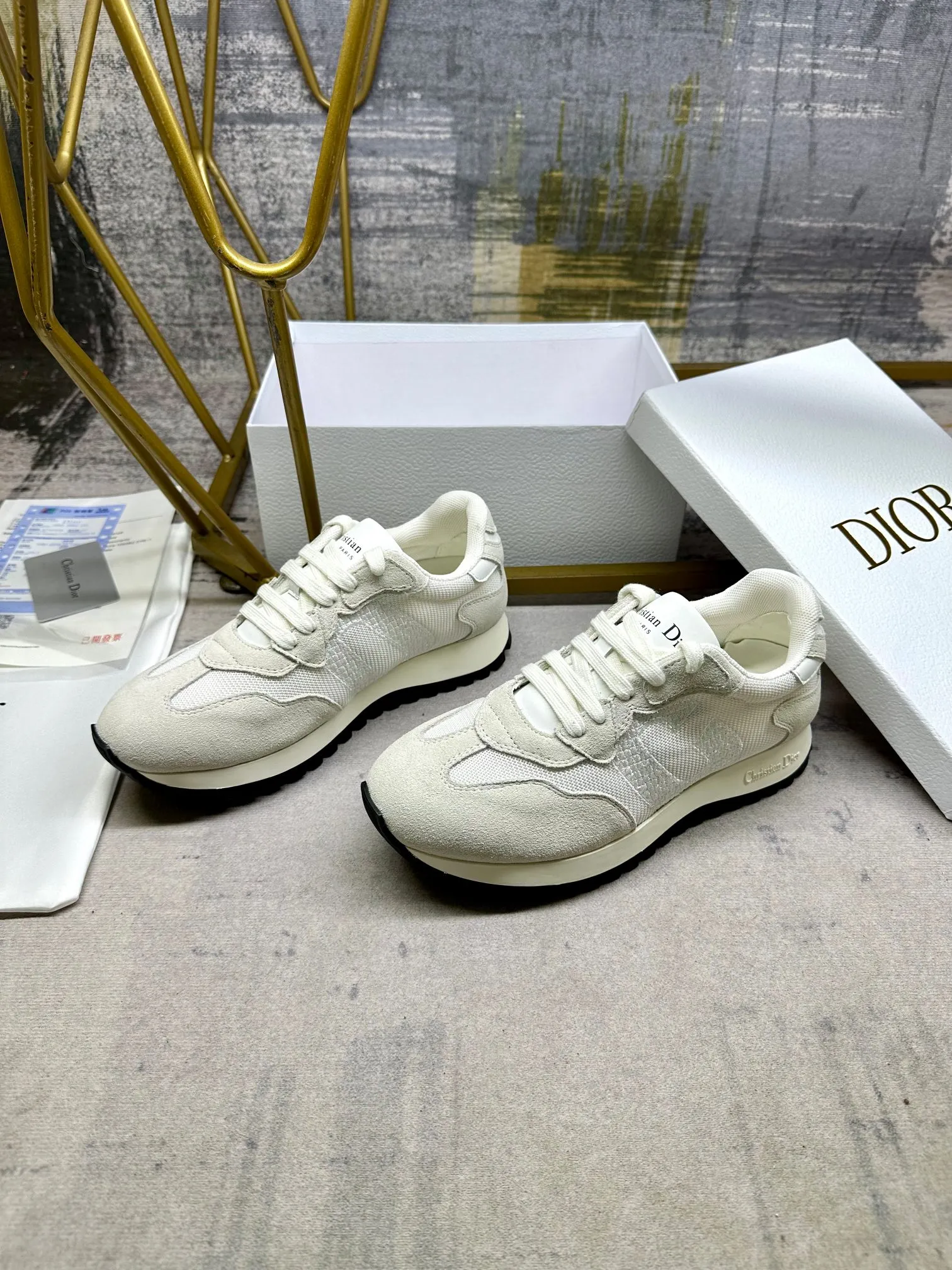 这款C`est Dior运动鞋设计醒目时尚。绒面料与丝绸皮搭配白色网眼织物,侧面饰以C和D字母刺绣提升格调。轻盈的双色鞋底舒适非凡,彰显运动风格魅力。35-41码,跑量价250