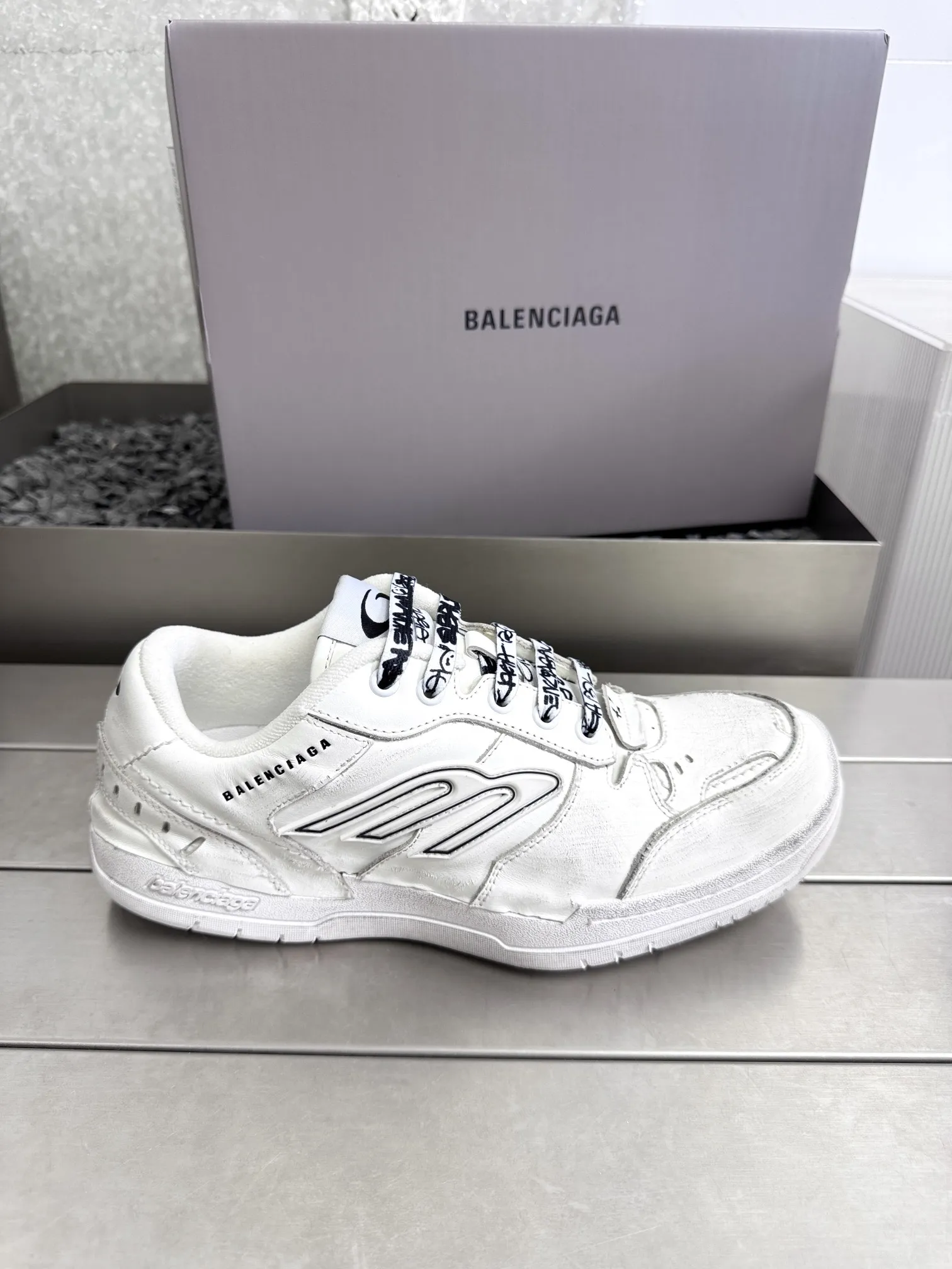 巴黎世家Balenciaga Hamptons Worn-Out 25FW最新配色,双色拼色相撞,视觉冲击更加强烈,一如既往的脚感,百搭的风格,四季皆可 原厂数据.(楦.格.鞋面.大底.做法工艺均还原原版工艺) • 牛皮面料和网布内里材质 • 鞋面整只磨损破坏效果 • 轮胎花纹鞋底 • 15毫米足弓 • 鞋舌Balenciaga 最新回旋品牌标识 • 后帮凹印 Balenciaga 徽标和尺码 • 后帮拉帮 • 中国制造 透过材质比例的拿捏和单纯的用色,在鞋面采用相对柔和的设计,衬出鞋款亮点 码数:35-45 P380原版包装