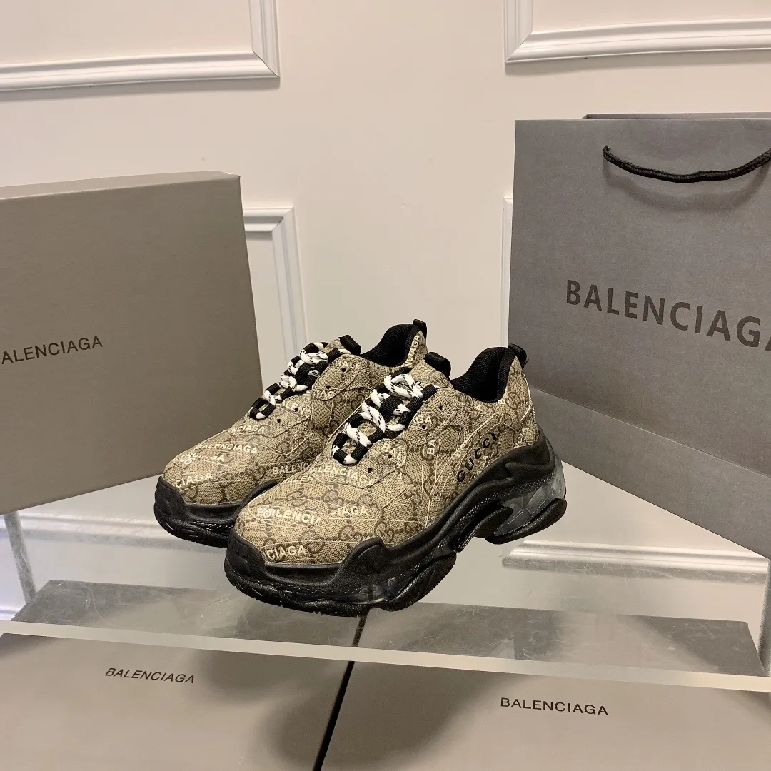 橙子出厂价💰185 情侣款 Gucci x Balenciaga·古驰 x 巴黎世家联名款 新款气垫大底Triple S厚底运动鞋老爹鞋 古驰《Aria-时尚咏叹调》时装系列推出The Hacker Project系列,探索时尚界对于原创与挪用的概念。亚力山卓·米开理以全新系列致敬传承与经典,以标志性Balenciaga廓形和Gucci元素,碰撞出诙谐又和谐的新创意。Triple S运动鞋采用经典GG Supreme帆布,饰有独特的通体“Balenciaga”印花。 限量款顶级版本!新配色首发出货,堪称目前市面上“最美老爹鞋”!正品开模,对版印花,原楦八层TPU组合大底! 颜色:多种配色 码数:35-44