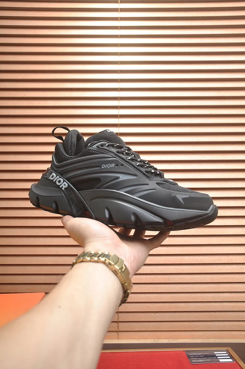 出厂价：390💶（顶级原单） 品牌：Dior （迪奥） 标准码：男码39-44（45定制） 等级：官网同款 材料：顶级原版牛皮拼接而成 原版耐磨轻便大底 款式类别：潮流时尚休闲鞋 尊贵奢侈品大牌元素顶级奢华 颜色：实物图片色