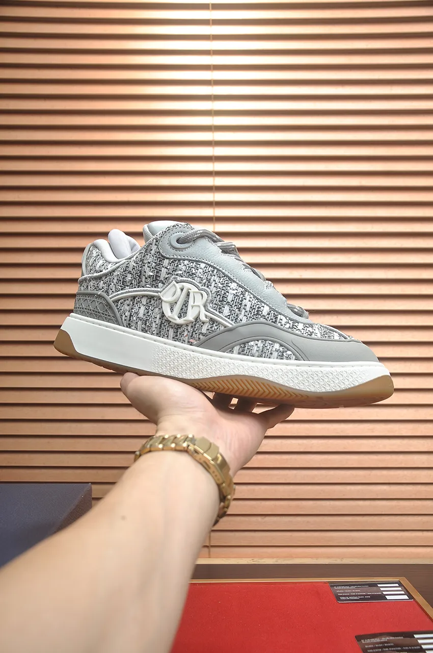 出厂价:410💶(顶级原单) 品牌:Dior (迪奥) 标准码:男码39-44(45定制) 等级:官网同款 材料:顶级原版牛皮拼接而成 原版耐磨轻便大底 款式类别:潮流时尚休闲鞋 尊贵奢侈品大牌元素顶级奢华 颜色:实物图片色