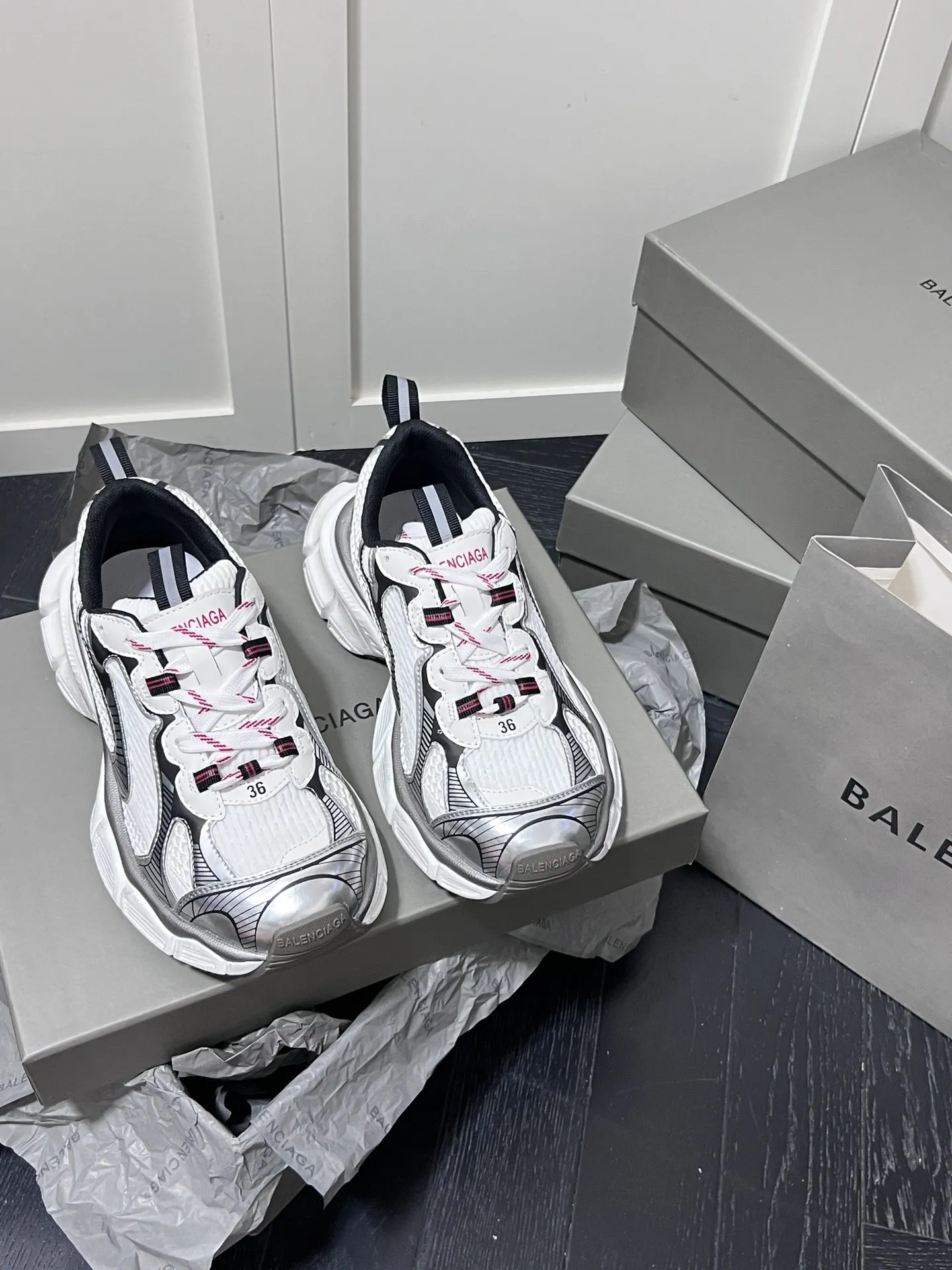 橙子出厂价💰180，男码+10 BALENCIAGA 3xl sneakers 巴黎世家 情侣款老爹鞋 复古休闲运动鞋 最新款复古休闲运动鞋系列，推出探索时尚界对于原创与挪用的概念，以全新系列致敬传承与经典，以标志性Balenciaga廓形和轮胎抽象大底，碰撞出诙谐又和谐的新创意。 码数：35-44