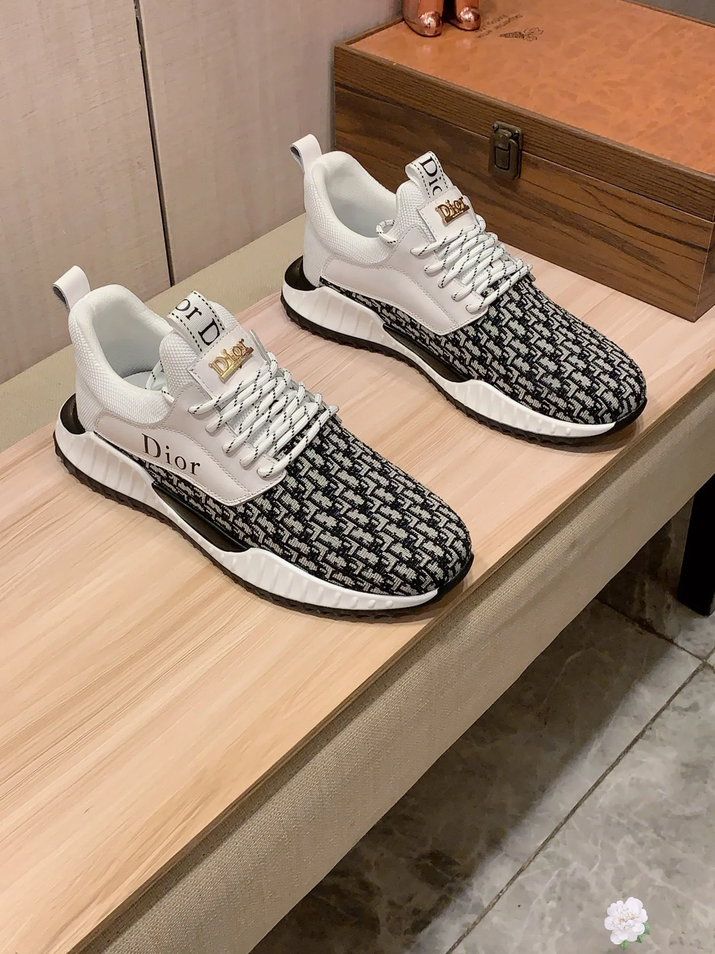 新款: 厂价:221💰💰🎩🎩[闪电][闪电] 《 迪奥DIOR* 》最新&bull;爆款休闲鞋，顶端品牌[勾引]奢侈～代购，顶级～质量。[强]鞋面選用进口透气牛皮搭配材质➕透气羊皮垫脚（&bull;）精细做工。原版个性时尚柔软橡膠耐磨防滑大底，上脚轻巧舒适，实物拍摄🎬實物更好看，011:码: 38-44，2️⃣色入选
