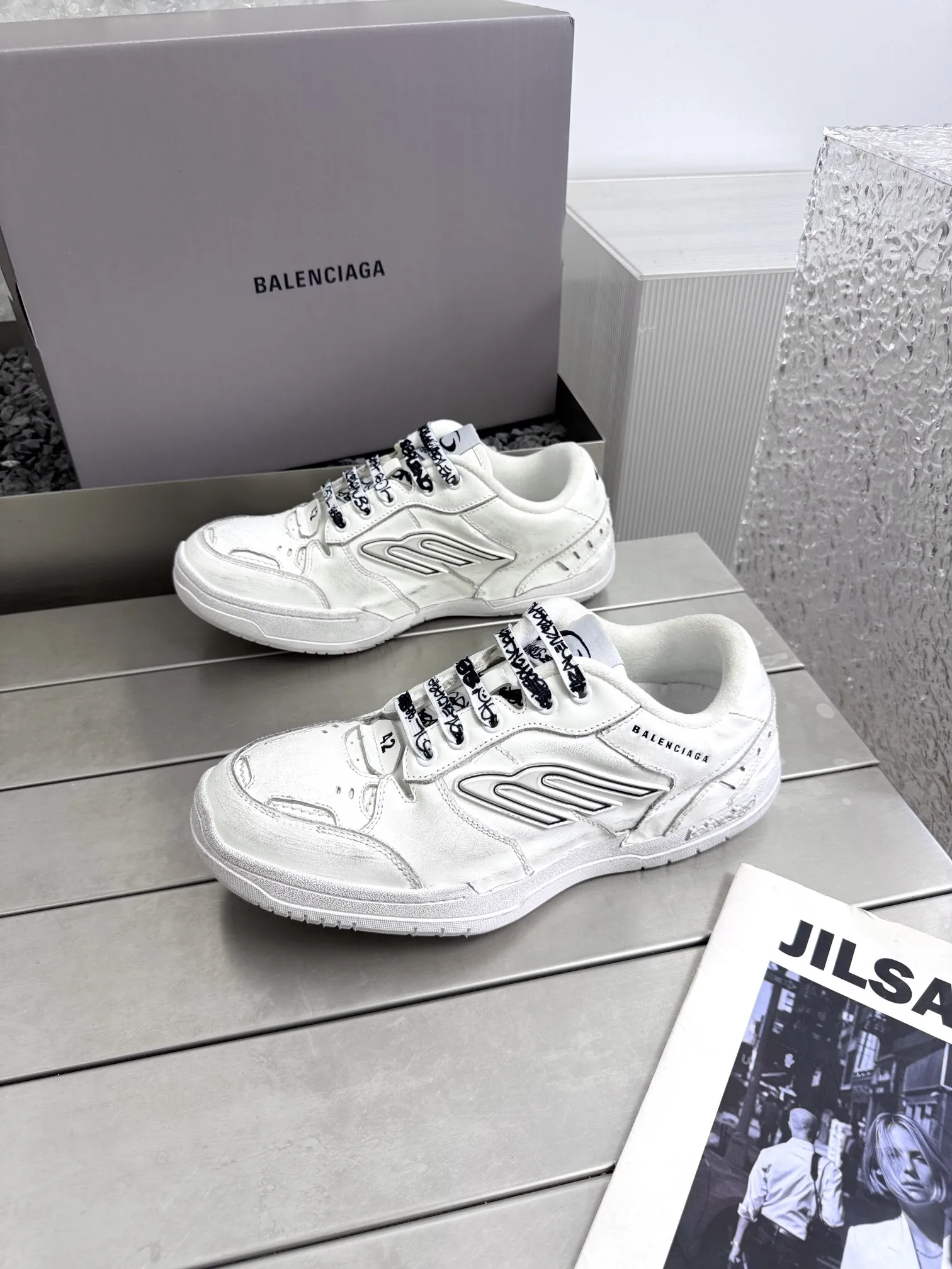 巴黎世家Balenciaga Hamptons Worn-Out 25FW最新配色,双色拼色相撞,视觉冲击更加强烈,一如既往的脚感,百搭的风格,四季皆可 原厂数据.(楦.格.鞋面.大底.做法工艺均还原原版工艺) • 牛皮面料和网布内里材质 • 鞋面整只磨损破坏效果 • 轮胎花纹鞋底 • 15毫米足弓 • 鞋舌Balenciaga 最新回旋品牌标识 • 后帮凹印 Balenciaga 徽标和尺码 • 后帮拉帮 • 中国制造 透过材质比例的拿捏和单纯的用色,在鞋面采用相对柔和的设计,衬出鞋款亮点 码数:35-45 P380原版包装