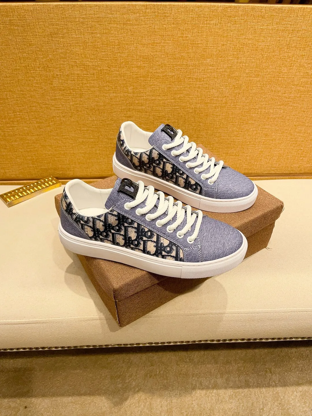 工厂价200。【Dior】迪奥休闲男装系列新品上市[庆祝][庆祝][庆祝]，重新诠释潮鞋设计，成为Dior的经典单品[强][强][强]，采用多种材料搭配牛皮精心制作，侧面展示标志，鞋舌、鞋底和后侧饰以各种特色细节提升格调[666][666]，而孔眼细节、缉面线和橡胶镶片更是突显其潮流风格的动感魅力[强][强][强]，带有双色橡胶鞋底，可搭配各色服饰，打造精致造型，码数:38一44（45订做）