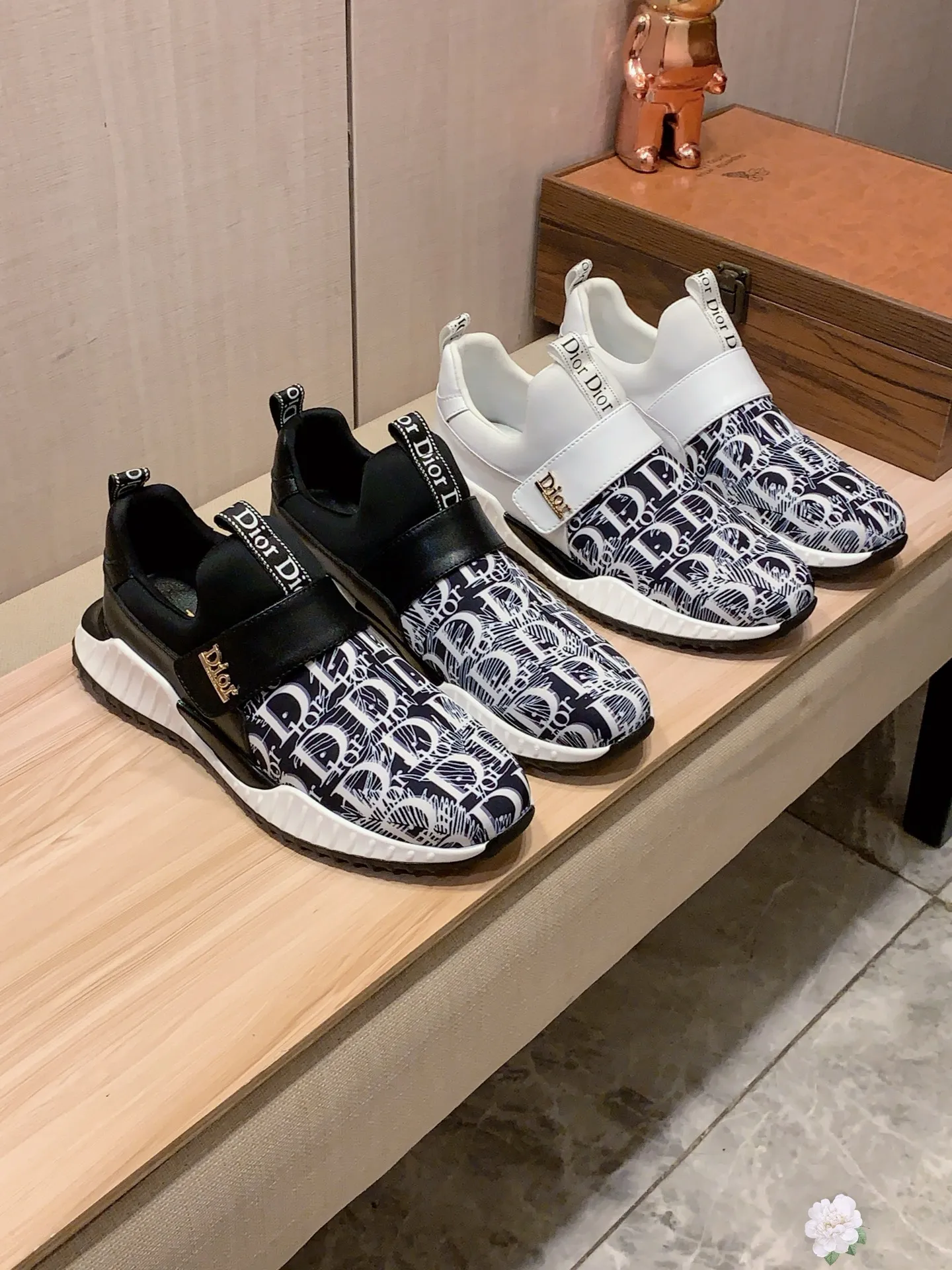新款: 厂价:221💰💰🎩🎩[闪电][闪电] 《 迪奥DIOR* 》最新&bull;爆款休闲鞋，顶端品牌[勾引]奢侈～代购，顶级～质量。[强]鞋面選用进口透气牛皮搭配材质➕透气羊皮垫脚（&bull;）精细做工。原版个性时尚柔软橡膠耐磨防滑大底，上脚轻巧舒适，实物拍摄🎬實物更好看，011:码: 38-44，2️⃣色入选