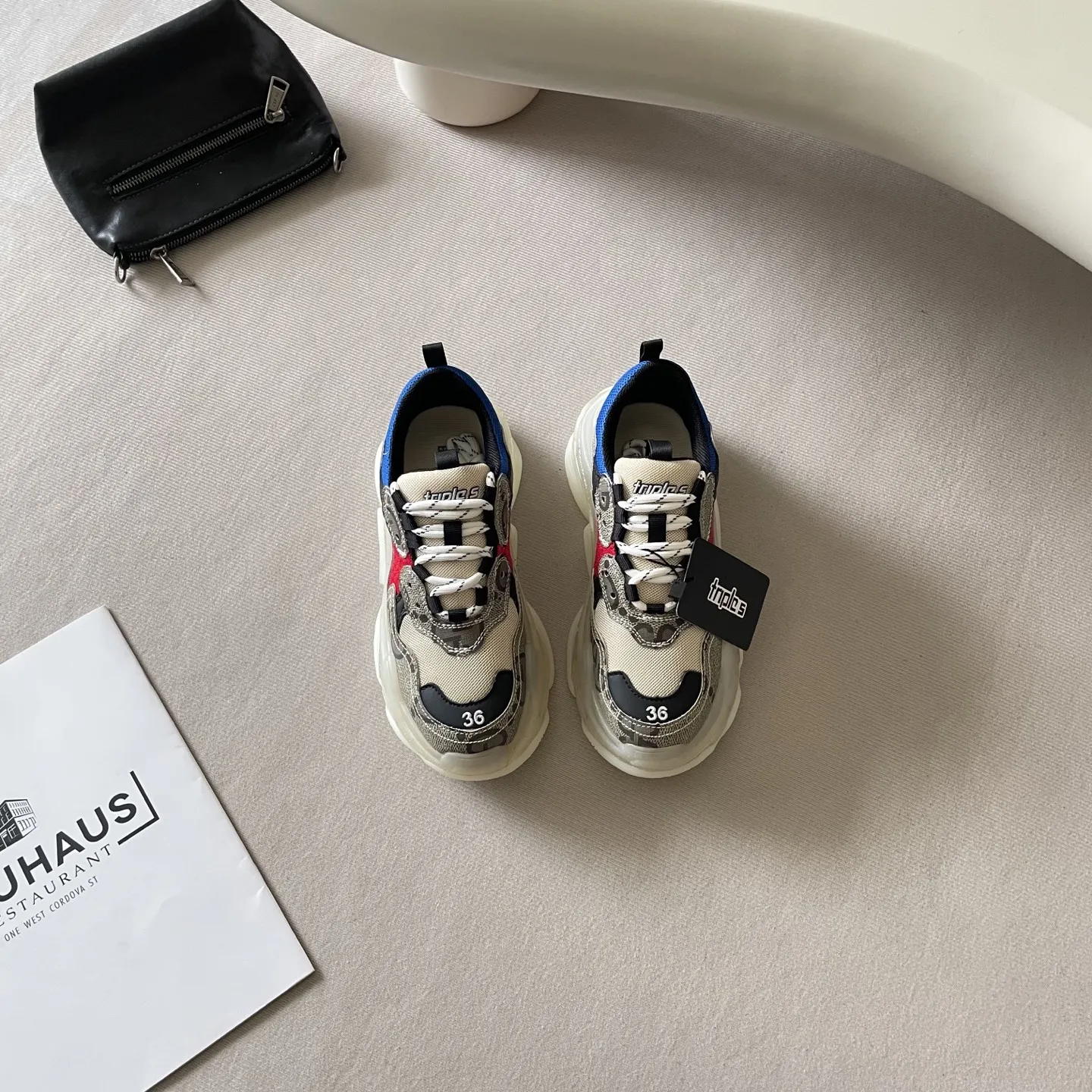 橙子出厂价💰180 Balenciaga 巴黎世家2026顶级专柜 官网同步 独家首发 巴黎世家情侣 巴黎 复古休闲 老爹鞋 巴黎时装周新款 小红书推荐 ➤ 原标 原盒 正确版本 ➤ 进口牛皮+透气网 ➤ 私膜意大利真皮大底 ➤ 全套专柜包装 Size:35-44