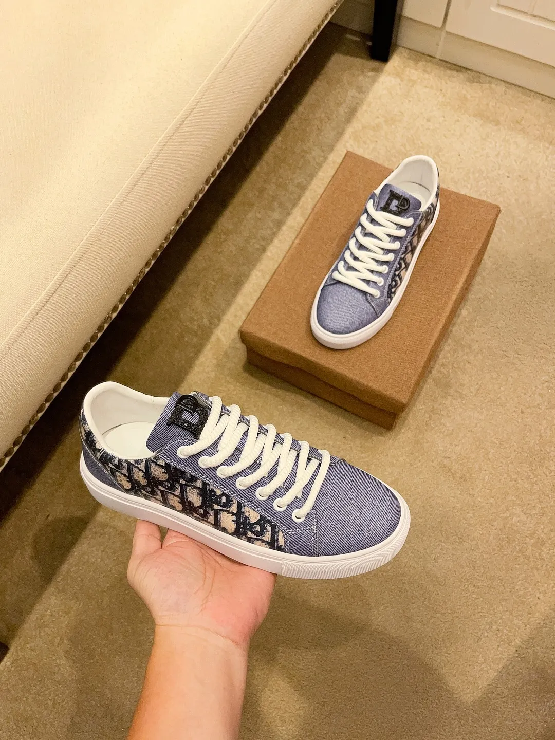 工厂价200。【Dior】迪奥休闲男装系列新品上市[庆祝][庆祝][庆祝]，重新诠释潮鞋设计，成为Dior的经典单品[强][强][强]，采用多种材料搭配牛皮精心制作，侧面展示标志，鞋舌、鞋底和后侧饰以各种特色细节提升格调[666][666]，而孔眼细节、缉面线和橡胶镶片更是突显其潮流风格的动感魅力[强][强][强]，带有双色橡胶鞋底，可搭配各色服饰，打造精致造型，码数:38一44（45订做）