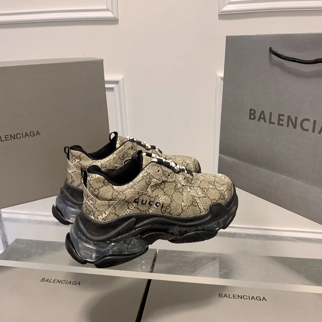 橙子出厂价💰185 情侣款 Gucci x Balenciaga&middot;古驰 x 巴黎世家联名款 新款气垫大底Triple S厚底运动鞋老爹鞋 古驰《Aria-时尚咏叹调》时装系列推出The Hacker Project系列，探索时尚界对于原创与挪用的概念。亚力山卓&middot;米开理以全新系列致敬传承与经典，以标志性Balenciaga廓形和Gucci元素，碰撞出诙谐又和谐的新创意。Triple S运动鞋采用经典GG Supreme帆布，饰有独特的通体&ldquo;Balenciaga&rdquo;印花。 限量款顶级版本！新配色首发出货，堪称目前市面上&ldquo;最美老爹鞋&rdquo;！正品开模，对版印花，原楦八层TPU组合大底！ 颜色：多种配色 码数：35-44