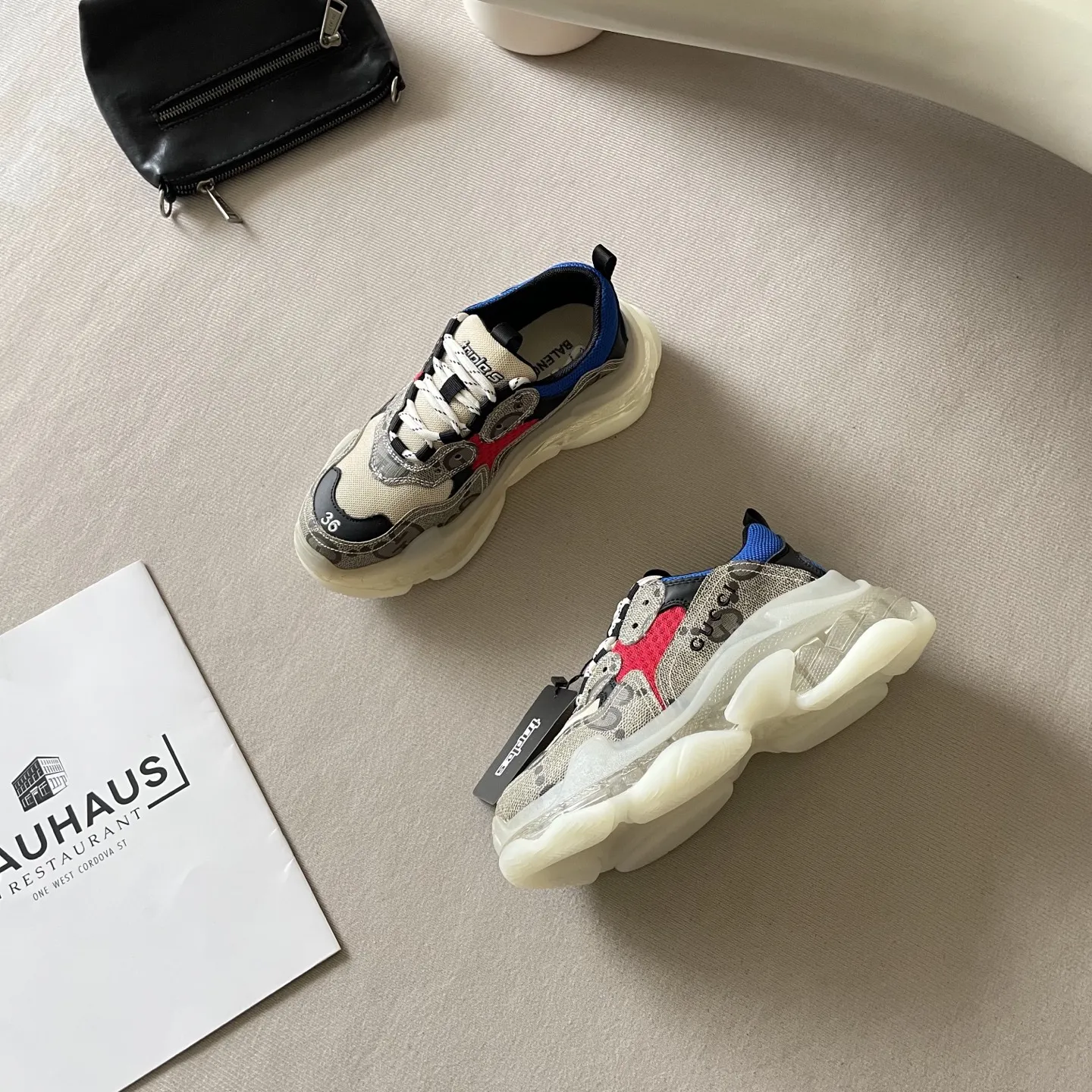 橙子出厂价💰180 Balenciaga 巴黎世家2026顶级专柜 官网同步 独家首发 巴黎世家情侣 巴黎 复古休闲 老爹鞋 巴黎时装周新款 小红书推荐 ➤ 原标 原盒 正确版本 ➤ 进口牛皮+透气网 ➤ 私膜意大利真皮大底 ➤ 全套专柜包装 Size:35-44