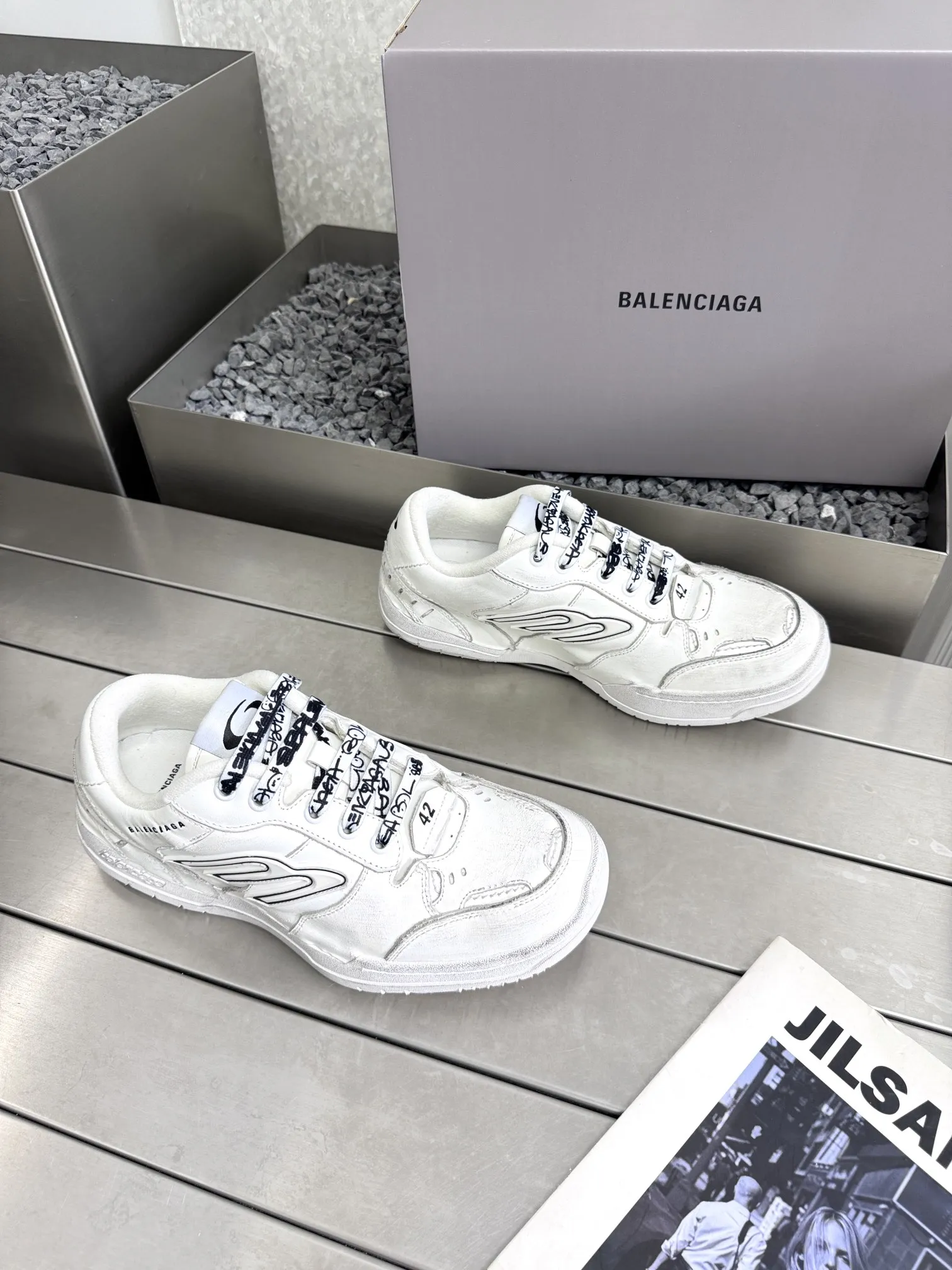 巴黎世家Balenciaga Hamptons Worn-Out 25FW最新配色,双色拼色相撞,视觉冲击更加强烈,一如既往的脚感,百搭的风格,四季皆可 原厂数据.(楦.格.鞋面.大底.做法工艺均还原原版工艺) • 牛皮面料和网布内里材质 • 鞋面整只磨损破坏效果 • 轮胎花纹鞋底 • 15毫米足弓 • 鞋舌Balenciaga 最新回旋品牌标识 • 后帮凹印 Balenciaga 徽标和尺码 • 后帮拉帮 • 中国制造 透过材质比例的拿捏和单纯的用色,在鞋面采用相对柔和的设计,衬出鞋款亮点 码数:35-45 P380原版包装