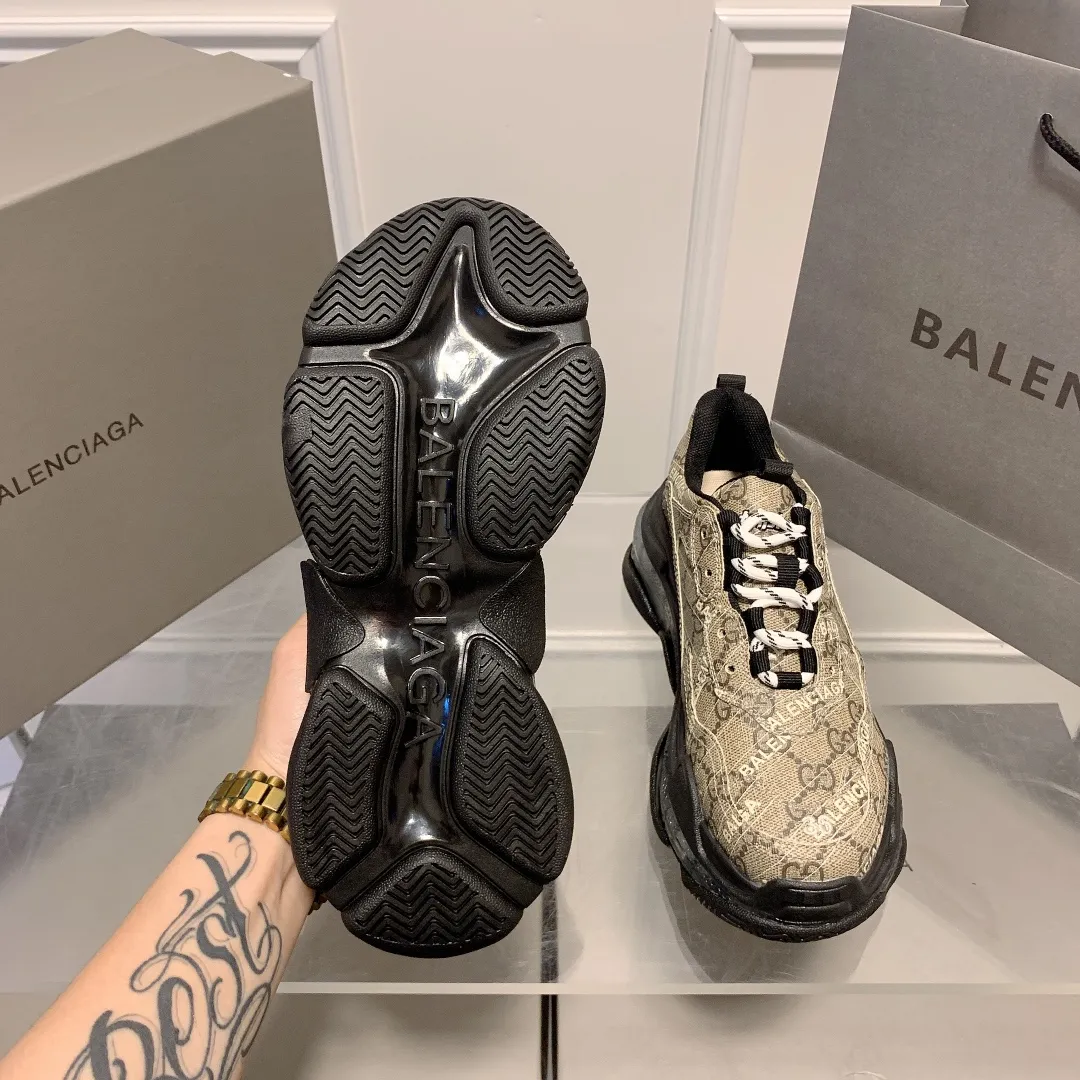 橙子出厂价💰185 情侣款 Gucci x Balenciaga&middot;古驰 x 巴黎世家联名款 新款气垫大底Triple S厚底运动鞋老爹鞋 古驰《Aria-时尚咏叹调》时装系列推出The Hacker Project系列，探索时尚界对于原创与挪用的概念。亚力山卓&middot;米开理以全新系列致敬传承与经典，以标志性Balenciaga廓形和Gucci元素，碰撞出诙谐又和谐的新创意。Triple S运动鞋采用经典GG Supreme帆布，饰有独特的通体&ldquo;Balenciaga&rdquo;印花。 限量款顶级版本！新配色首发出货，堪称目前市面上&ldquo;最美老爹鞋&rdquo;！正品开模，对版印花，原楦八层TPU组合大底！ 颜色：多种配色 码数：35-44