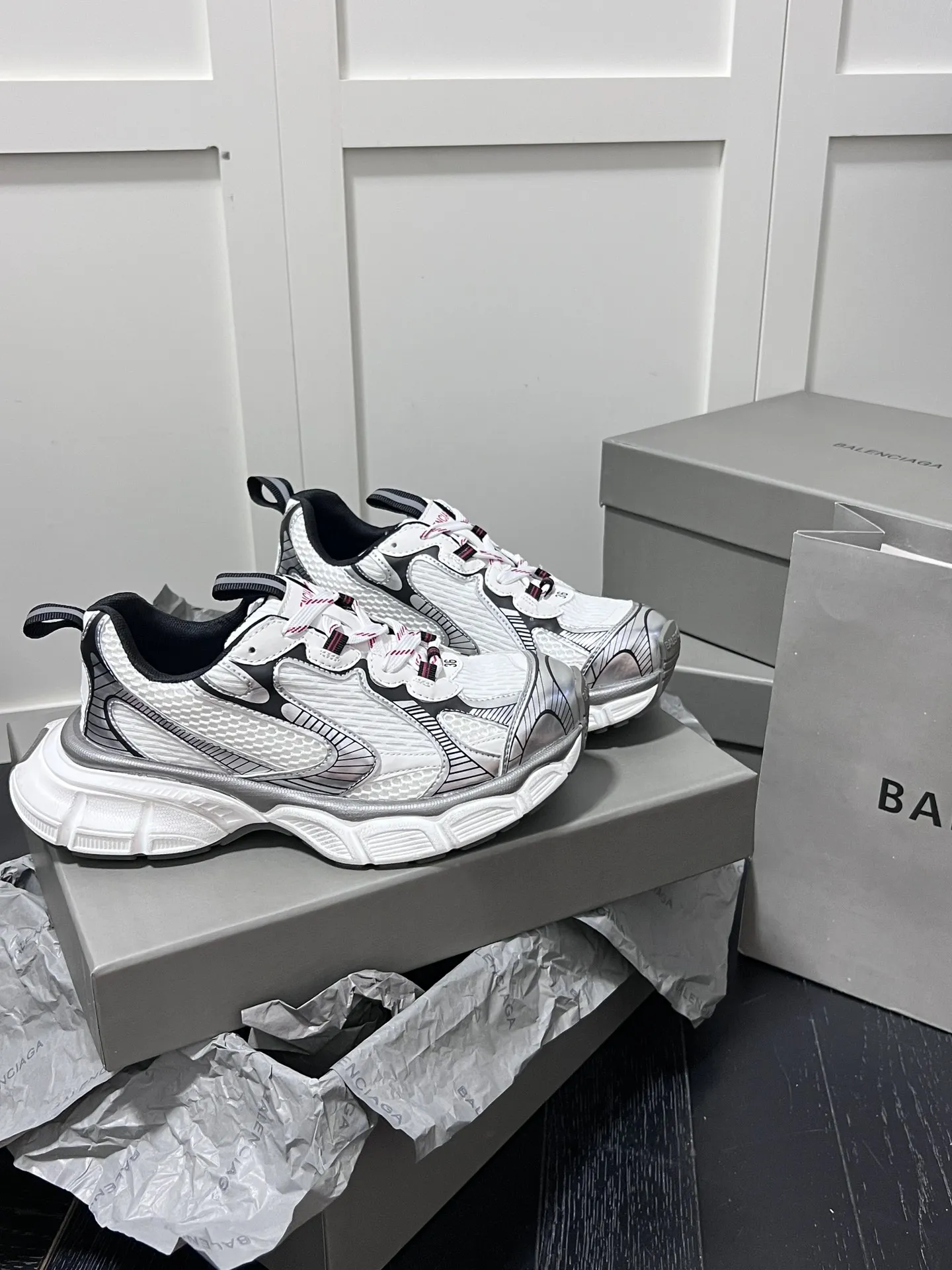 橙子出厂价💰180，男码+10 BALENCIAGA 3xl sneakers 巴黎世家 情侣款老爹鞋 复古休闲运动鞋 最新款复古休闲运动鞋系列，推出探索时尚界对于原创与挪用的概念，以全新系列致敬传承与经典，以标志性Balenciaga廓形和轮胎抽象大底，碰撞出诙谐又和谐的新创意。 码数：35-44