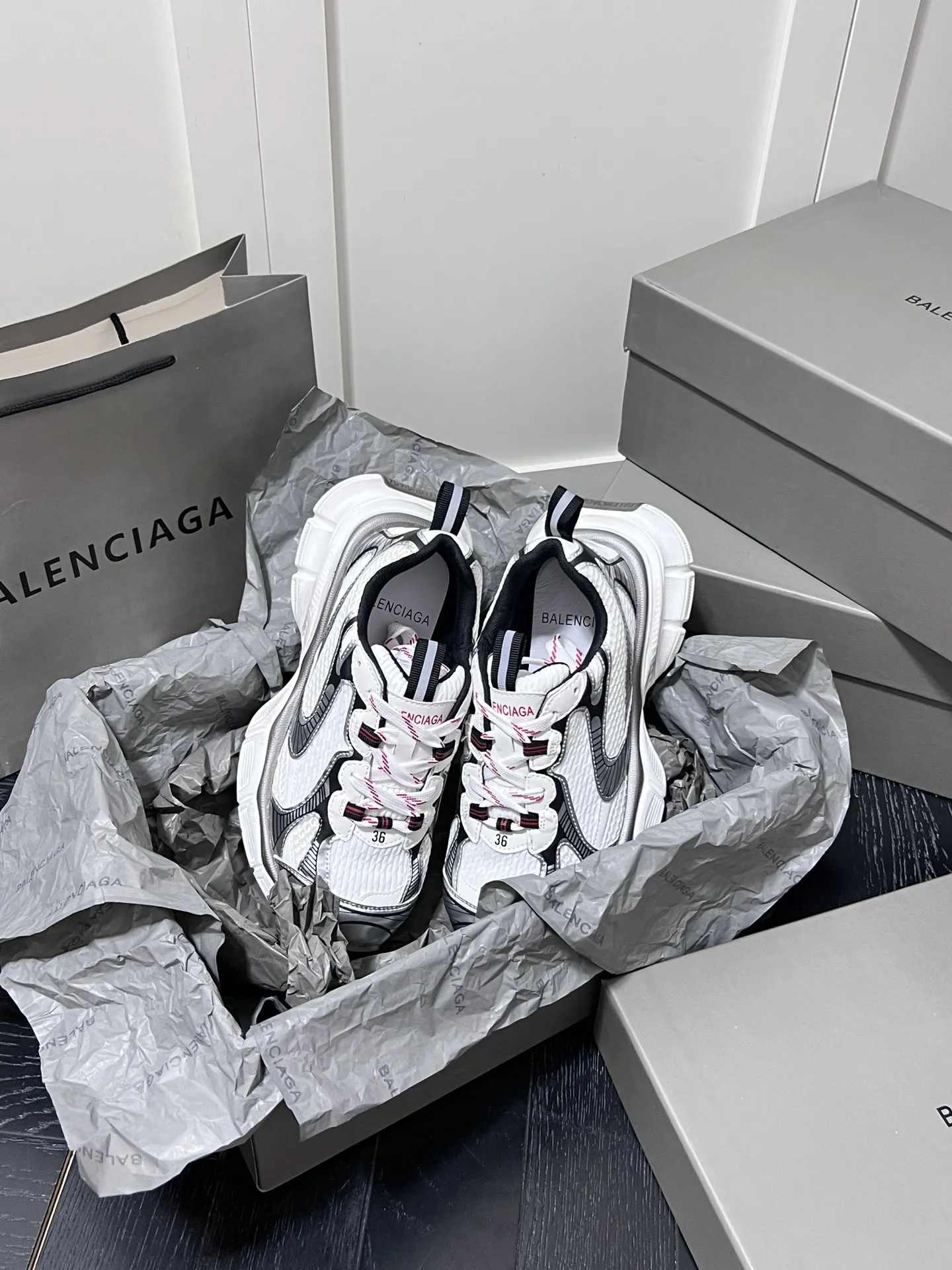 橙子出厂价💰180，男码+10 BALENCIAGA 3xl sneakers 巴黎世家 情侣款老爹鞋 复古休闲运动鞋 最新款复古休闲运动鞋系列，推出探索时尚界对于原创与挪用的概念，以全新系列致敬传承与经典，以标志性Balenciaga廓形和轮胎抽象大底，碰撞出诙谐又和谐的新创意。 码数：35-44