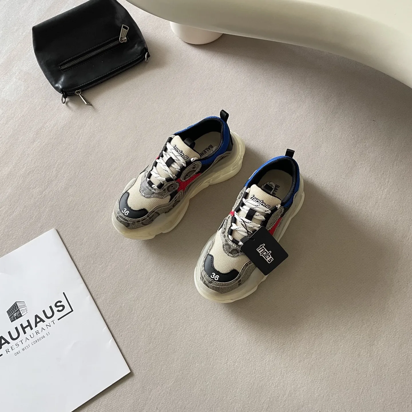 橙子出厂价💰180 Balenciaga 巴黎世家2026顶级专柜 官网同步 独家首发 巴黎世家情侣 巴黎 复古休闲 老爹鞋 巴黎时装周新款 小红书推荐 ➤ 原标 原盒 正确版本 ➤ 进口牛皮+透气网 ➤ 私膜意大利真皮大底 ➤ 全套专柜包装 Size：35-44