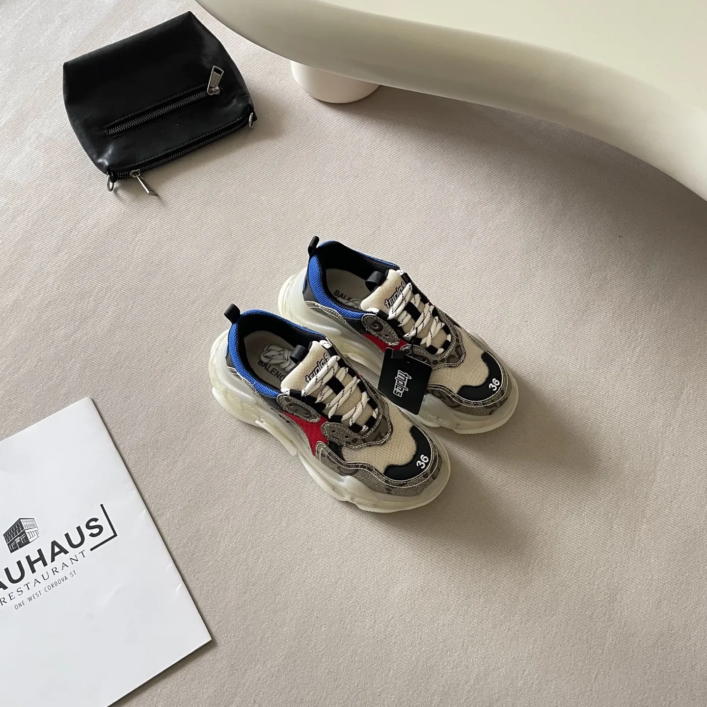 橙子出厂价💰180 Balenciaga 巴黎世家2026顶级专柜 官网同步 独家首发 巴黎世家情侣 巴黎 复古休闲 老爹鞋 巴黎时装周新款 小红书推荐 ➤ 原标 原盒 正确版本 ➤ 进口牛皮+透气网 ➤ 私膜意大利真皮大底 ➤ 全套专柜包装 Size:35-44