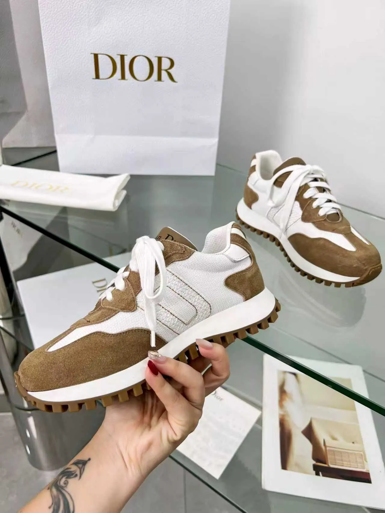 实价不让利P260!2025新款C'est Dior运动鞋,左C右D凑成迪奥的CD标识,低调奢华,轻便舒适,厚底增高 ꈍ◡ꈍ 白色网眼针织物搭配进口牛皮和进口绒面牛皮革,TPU大底,码数35-41,