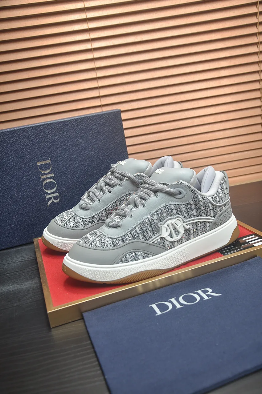 出厂价:410💶(顶级原单) 品牌:Dior (迪奥) 标准码:男码39-44(45定制) 等级:官网同款 材料:顶级原版牛皮拼接而成 原版耐磨轻便大底 款式类别:潮流时尚休闲鞋 尊贵奢侈品大牌元素顶级奢华 颜色:实物图片色