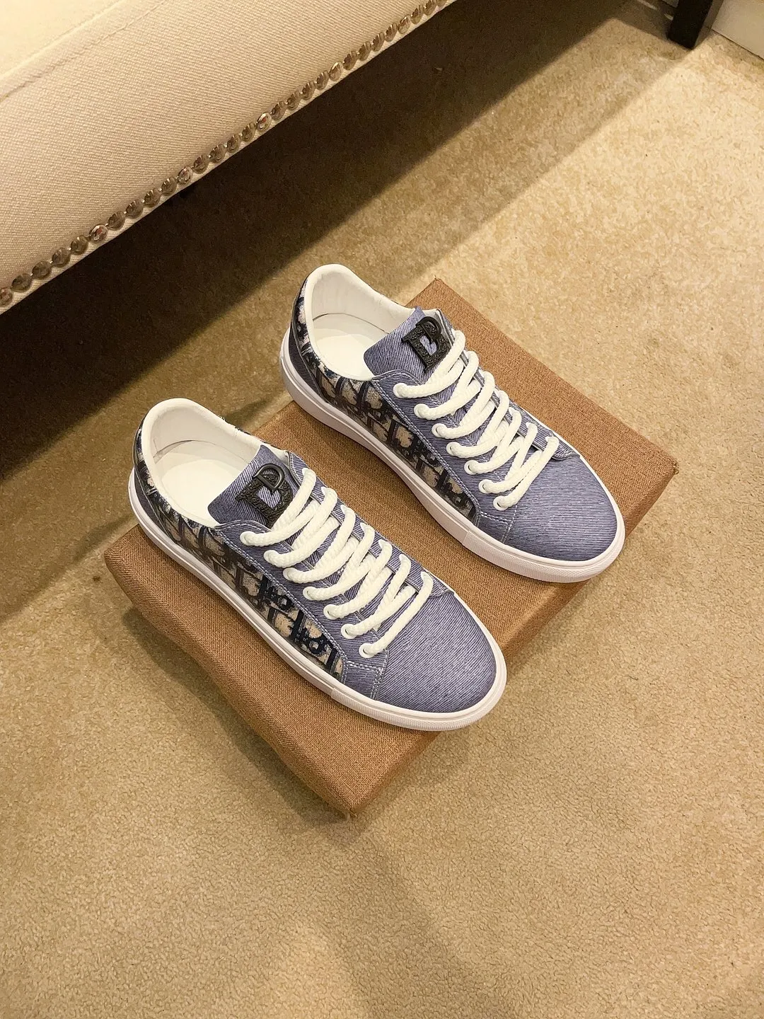 工厂价200。【Dior】迪奥休闲男装系列新品上市[庆祝][庆祝][庆祝]，重新诠释潮鞋设计，成为Dior的经典单品[强][强][强]，采用多种材料搭配牛皮精心制作，侧面展示标志，鞋舌、鞋底和后侧饰以各种特色细节提升格调[666][666]，而孔眼细节、缉面线和橡胶镶片更是突显其潮流风格的动感魅力[强][强][强]，带有双色橡胶鞋底，可搭配各色服饰，打造精致造型，码数:38一44（45订做）