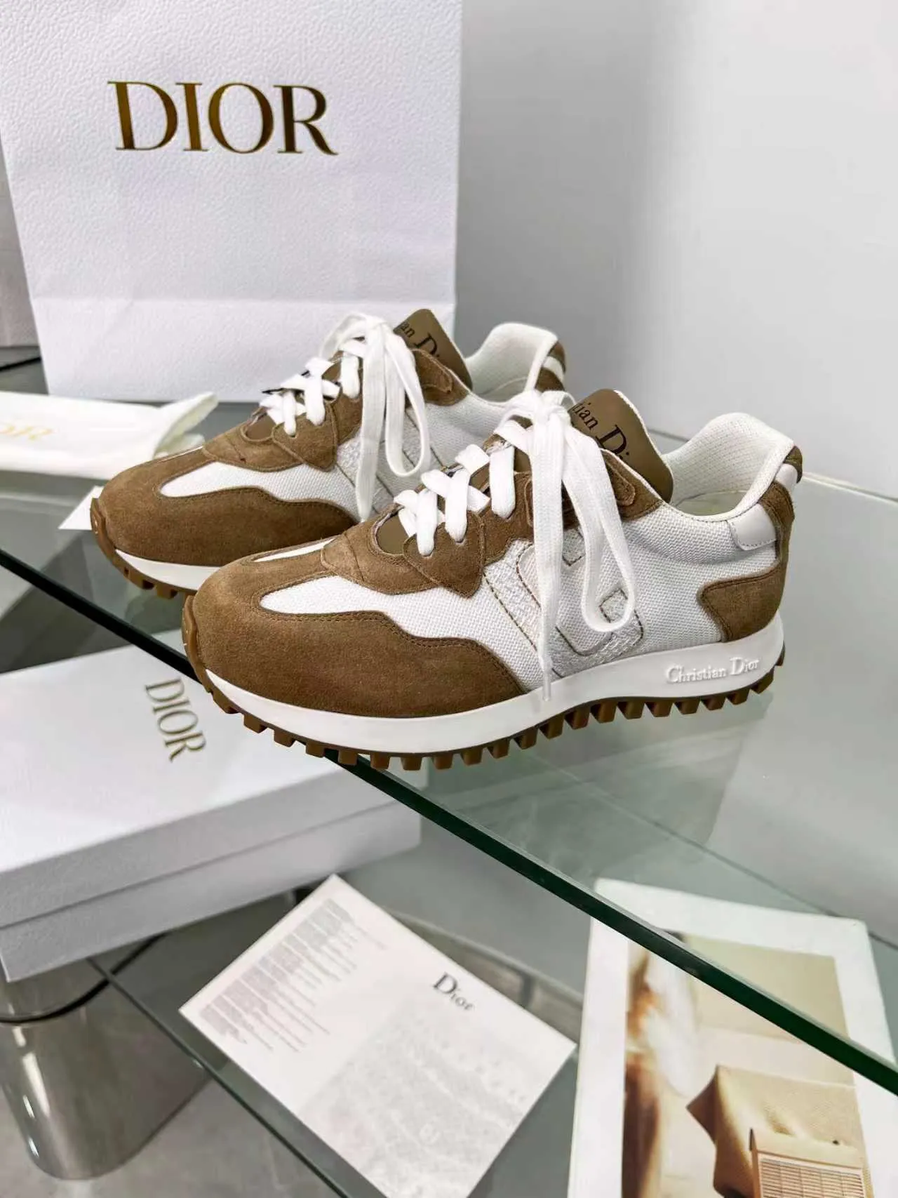 实价不让利P260！2025新款C'est Dior运动鞋，左C右D凑成迪奥的CD标识，低调奢华，轻便舒适，厚底增高 ꈍ◡ꈍ 白色网眼针织物搭配进口牛皮和进口绒面牛皮革，TPU大底，码数35-41，