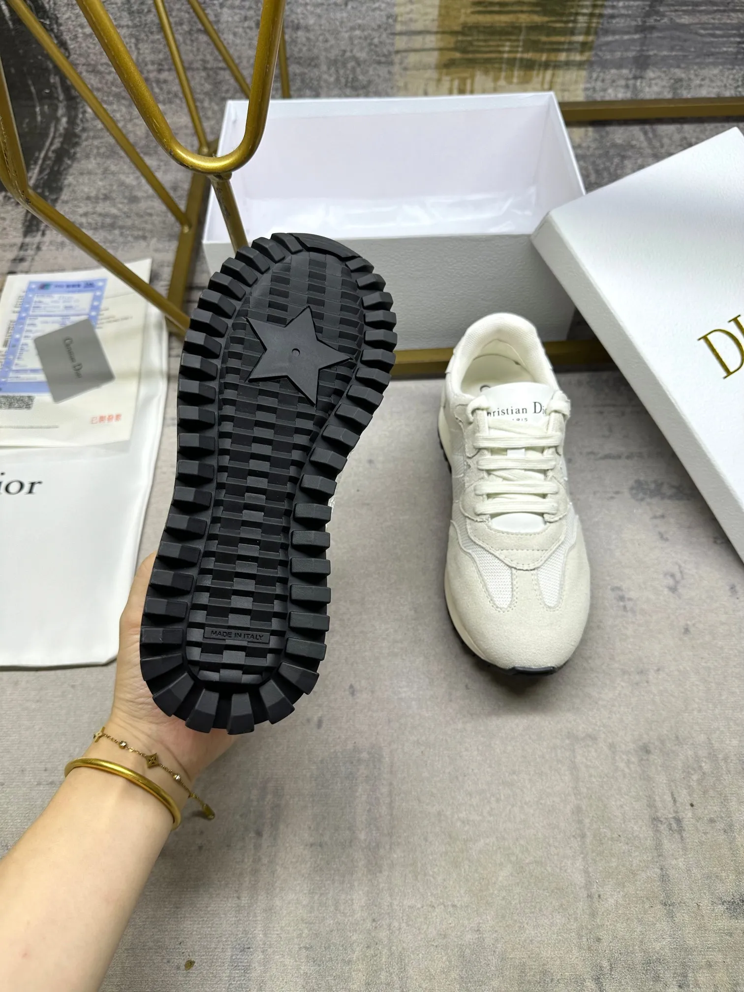 这款C`est Dior运动鞋设计醒目时尚。绒面料与丝绸皮搭配白色网眼织物,侧面饰以C和D字母刺绣提升格调。轻盈的双色鞋底舒适非凡,彰显运动风格魅力。35-41码,跑量价250