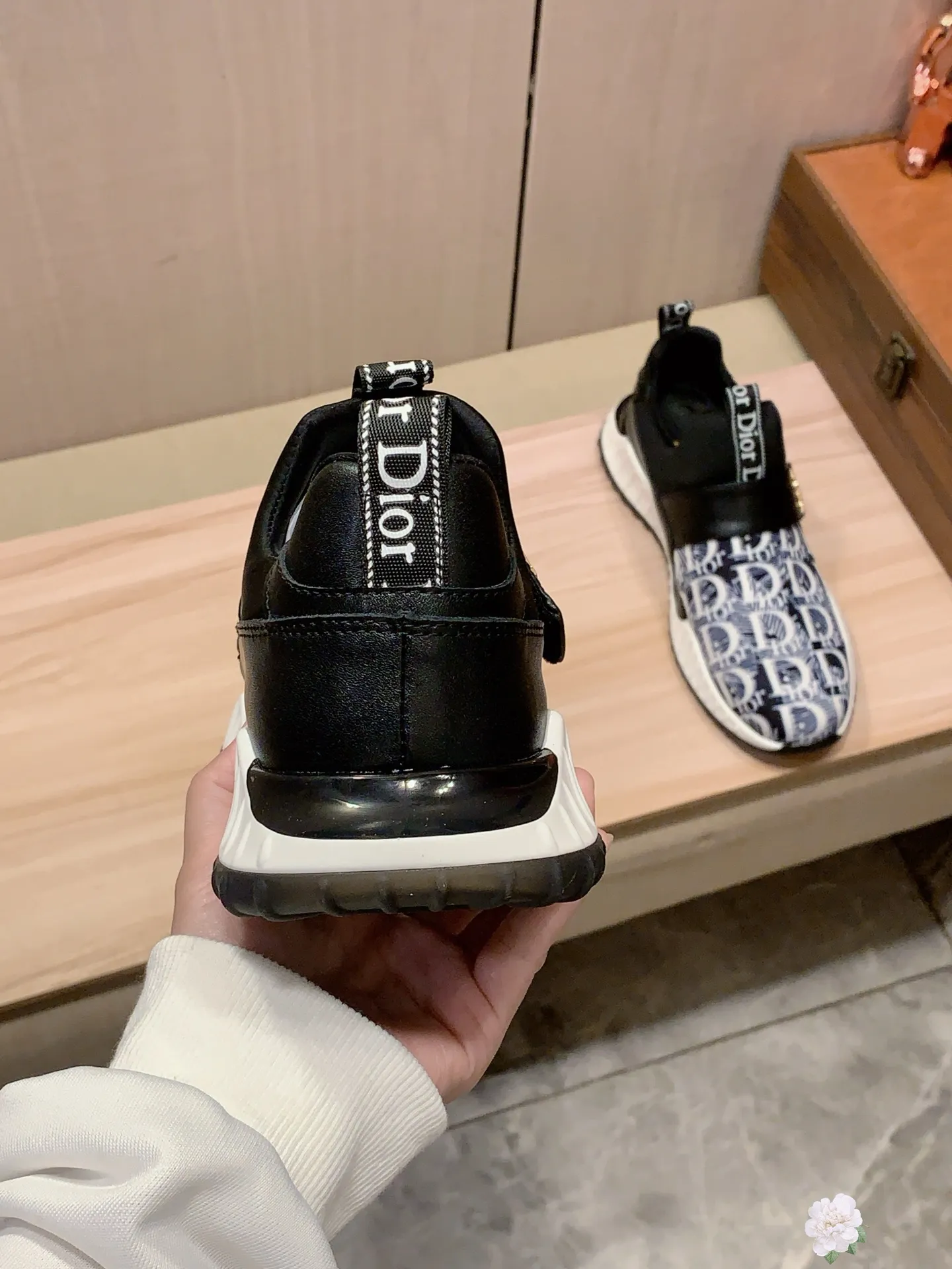 新款: 厂价:221💰💰🎩🎩[闪电][闪电] 《 迪奥DIOR* 》最新&bull;爆款休闲鞋，顶端品牌[勾引]奢侈～代购，顶级～质量。[强]鞋面選用进口透气牛皮搭配材质➕透气羊皮垫脚（&bull;）精细做工。原版个性时尚柔软橡膠耐磨防滑大底，上脚轻巧舒适，实物拍摄🎬實物更好看，011:码: 38-44，2️⃣色入选