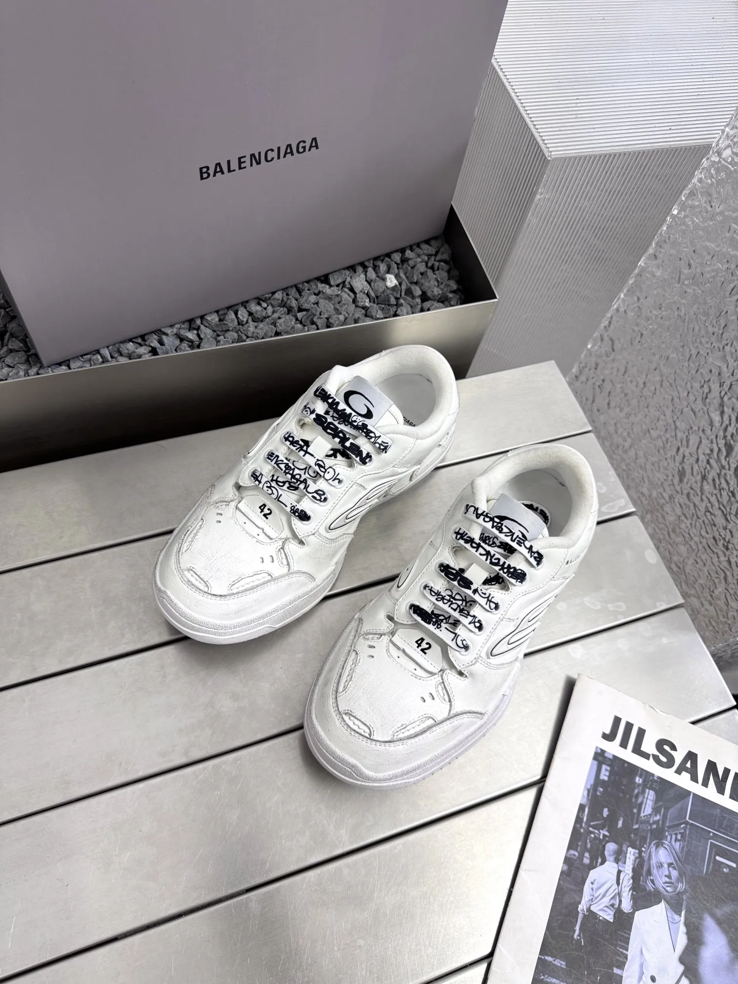 巴黎世家Balenciaga Hamptons Worn-Out 25FW最新配色,双色拼色相撞,视觉冲击更加强烈,一如既往的脚感,百搭的风格,四季皆可 原厂数据.(楦.格.鞋面.大底.做法工艺均还原原版工艺) • 牛皮面料和网布内里材质 • 鞋面整只磨损破坏效果 • 轮胎花纹鞋底 • 15毫米足弓 • 鞋舌Balenciaga 最新回旋品牌标识 • 后帮凹印 Balenciaga 徽标和尺码 • 后帮拉帮 • 中国制造 透过材质比例的拿捏和单纯的用色,在鞋面采用相对柔和的设计,衬出鞋款亮点 码数:35-45 P380原版包装