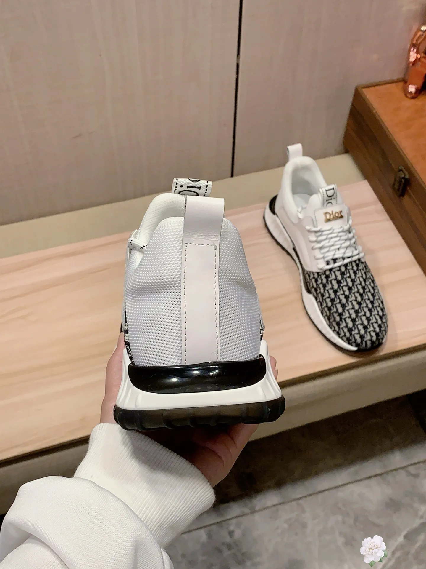 新款: 厂价:221💰💰🎩🎩[闪电][闪电] 《 迪奥DIOR* 》最新&bull;爆款休闲鞋，顶端品牌[勾引]奢侈～代购，顶级～质量。[强]鞋面選用进口透气牛皮搭配材质➕透气羊皮垫脚（&bull;）精细做工。原版个性时尚柔软橡膠耐磨防滑大底，上脚轻巧舒适，实物拍摄🎬實物更好看，011:码: 38-44，2️⃣色入选