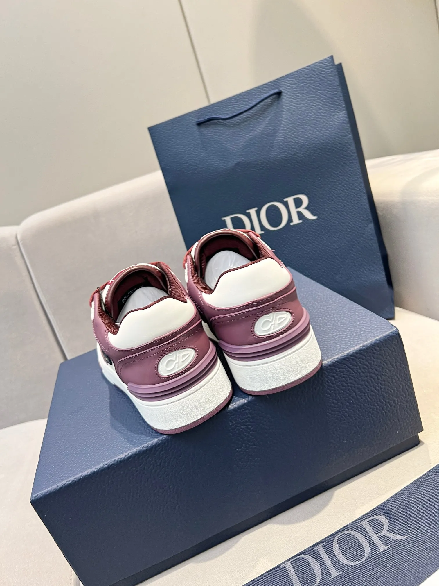 实价不让利P290!迪奥DiorB57 低帮运动鞋顶级版本!!! 青蓝色配白色光滑头层牛皮全油边,TPU大底。 2024秋季男装系列精彩亮相,Dior 全新推出的一款经典单品。采用青蓝色和白色光滑头层牛皮革精心制作,两侧饰以米色和黑色 Oblique 电绣 CD 大标志。鲜明的同色系鞋带对应鞋身颜色协调,开合搭配鞋舌、鞋底和后侧饰以各种经典细节提升格调,孔眼细节、缉面线和同色系后跟条镶片更是突显其运动风格的动感魅力。独家开模双色成型TPU大底轻盈舒适防滑耐磨,网眼内里和垫脚均采用原版色系定制,柔软透气。精湛的制作工艺凸显档次,可搭配各式服饰,打造精致造型。