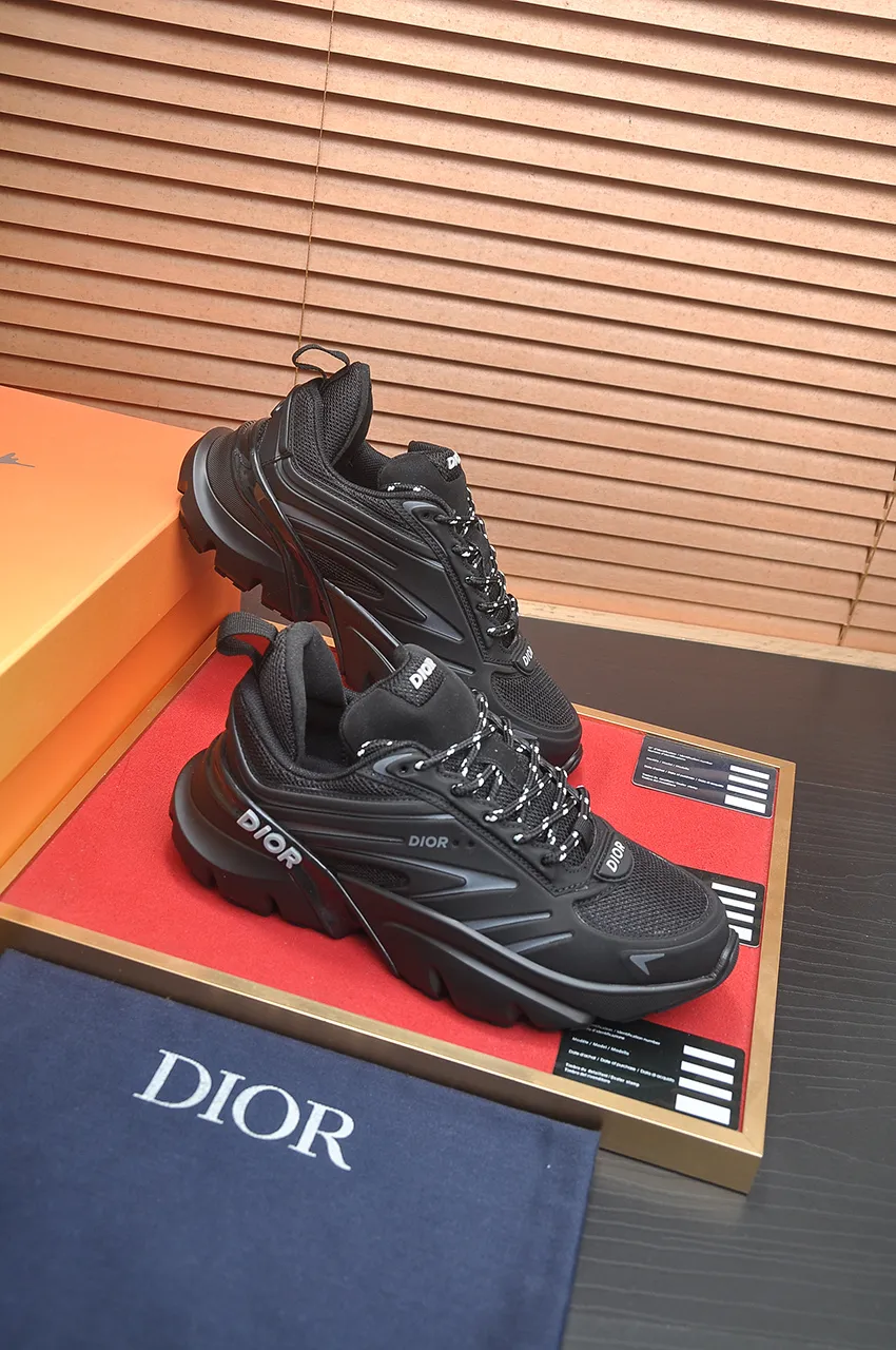 出厂价:390💶(顶级原单) 品牌:Dior (迪奥) 标准码:男码39-44(45定制) 等级:官网同款 材料:顶级原版牛皮拼接而成 原版耐磨轻便大底 款式类别:潮流时尚休闲鞋 尊贵奢侈品大牌元素顶级奢华 颜色:实物图片色