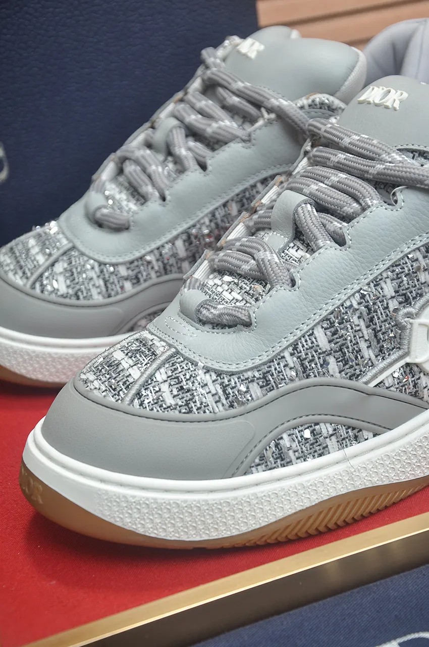 出厂价:410💶(顶级原单) 品牌:Dior (迪奥) 标准码:男码39-44(45定制) 等级:官网同款 材料:顶级原版牛皮拼接而成 原版耐磨轻便大底 款式类别:潮流时尚休闲鞋 尊贵奢侈品大牌元素顶级奢华 颜色:实物图片色