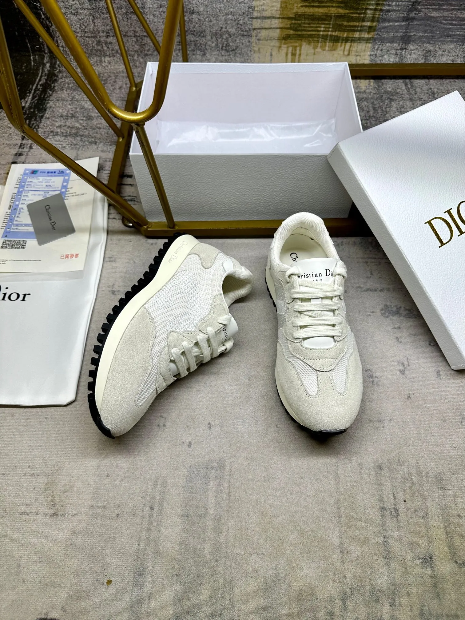 这款C｀est Dior运动鞋设计醒目时尚。绒面料与丝绸皮搭配白色网眼织物，侧面饰以C和D字母刺绣提升格调。轻盈的双色鞋底舒适非凡，彰显运动风格魅力。35-41码，跑量价250