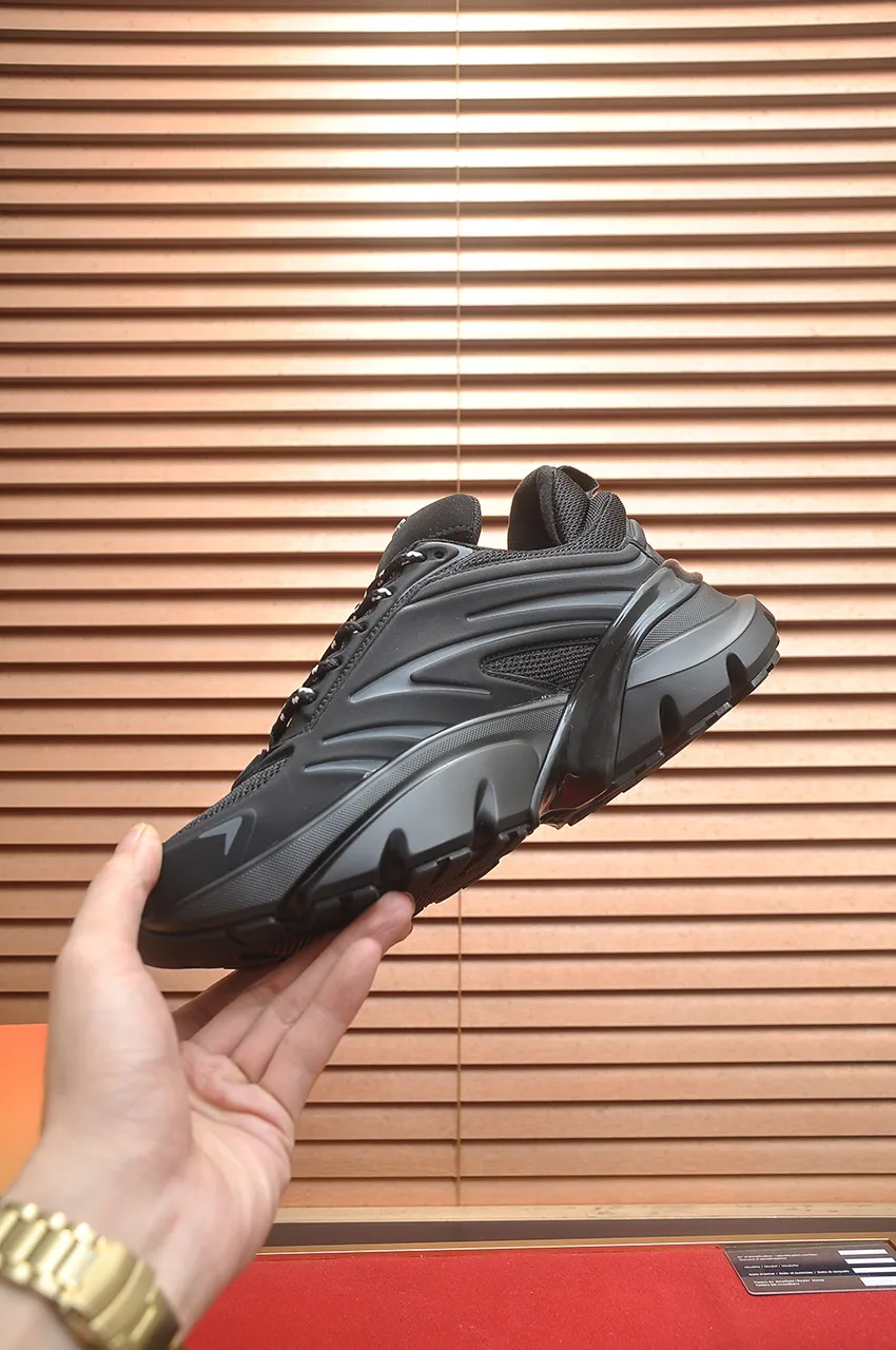 出厂价:390💶(顶级原单) 品牌:Dior (迪奥) 标准码:男码39-44(45定制) 等级:官网同款 材料:顶级原版牛皮拼接而成 原版耐磨轻便大底 款式类别:潮流时尚休闲鞋 尊贵奢侈品大牌元素顶级奢华 颜色:实物图片色