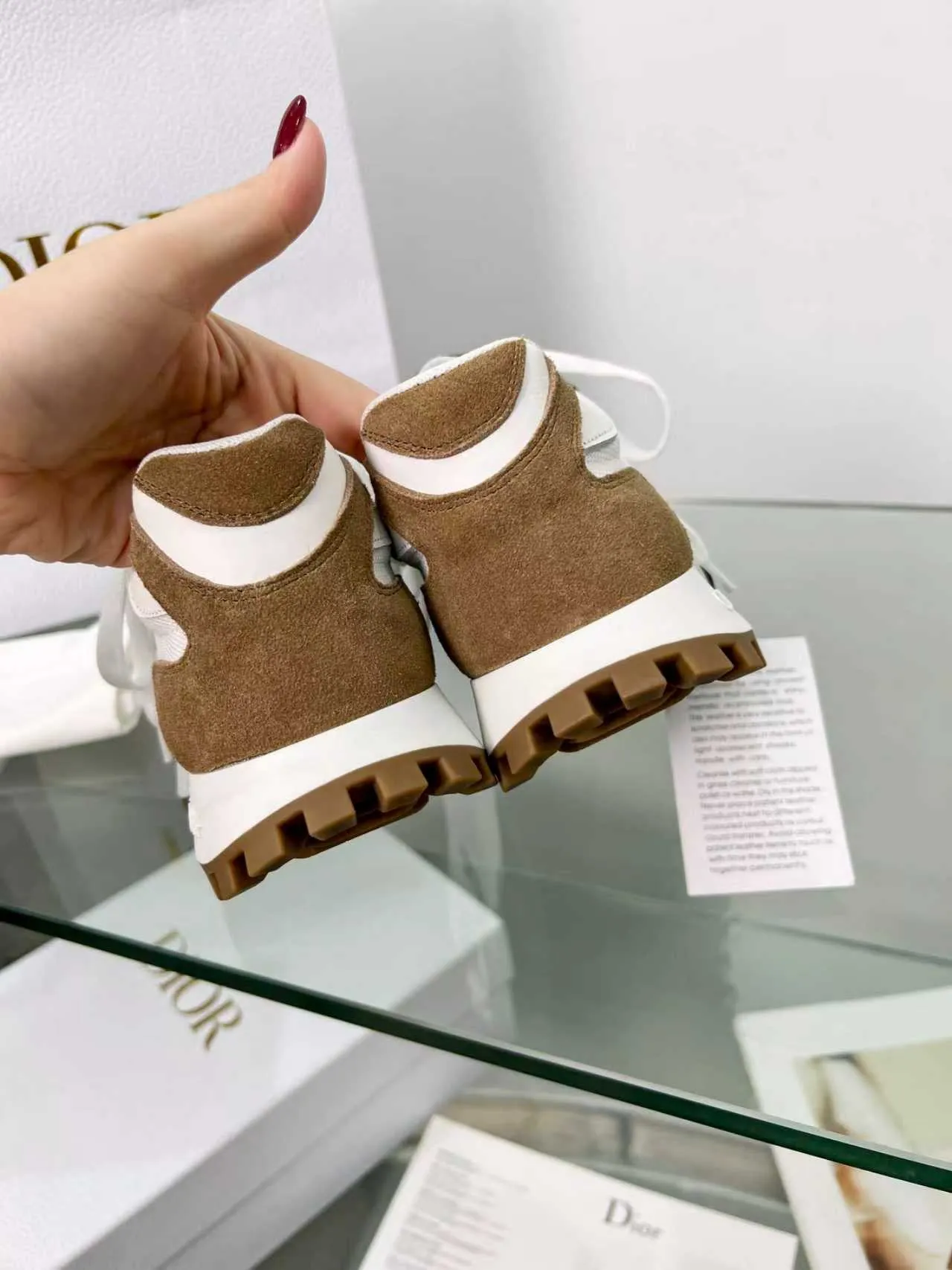 实价不让利P260！2025新款C'est Dior运动鞋，左C右D凑成迪奥的CD标识，低调奢华，轻便舒适，厚底增高 ꈍ◡ꈍ 白色网眼针织物搭配进口牛皮和进口绒面牛皮革，TPU大底，码数35-41，