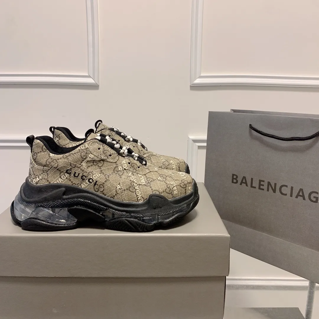 橙子出厂价💰185 情侣款 Gucci x Balenciaga&middot;古驰 x 巴黎世家联名款 新款气垫大底Triple S厚底运动鞋老爹鞋 古驰《Aria-时尚咏叹调》时装系列推出The Hacker Project系列，探索时尚界对于原创与挪用的概念。亚力山卓&middot;米开理以全新系列致敬传承与经典，以标志性Balenciaga廓形和Gucci元素，碰撞出诙谐又和谐的新创意。Triple S运动鞋采用经典GG Supreme帆布，饰有独特的通体&ldquo;Balenciaga&rdquo;印花。 限量款顶级版本！新配色首发出货，堪称目前市面上&ldquo;最美老爹鞋&rdquo;！正品开模，对版印花，原楦八层TPU组合大底！ 颜色：多种配色 码数：35-44