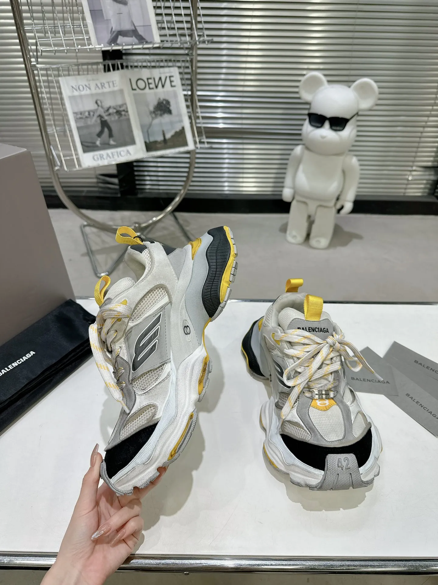 巴黎世家SUMMER 24 Cargo Sneaker 全球限量版 顶级版本 超级火爆！ 6XL的终极奥义。伴随Balenciaga夏季24系列的发布，秀场上刘昊然脚上的6XL运动鞋再一次成为时尚的话题点，并且在秀场结束的第一时间，不少博主就发布了对这双鞋的测评和与3XL的对比。细看整体，鞋上有一处较大的变体&ldquo;B