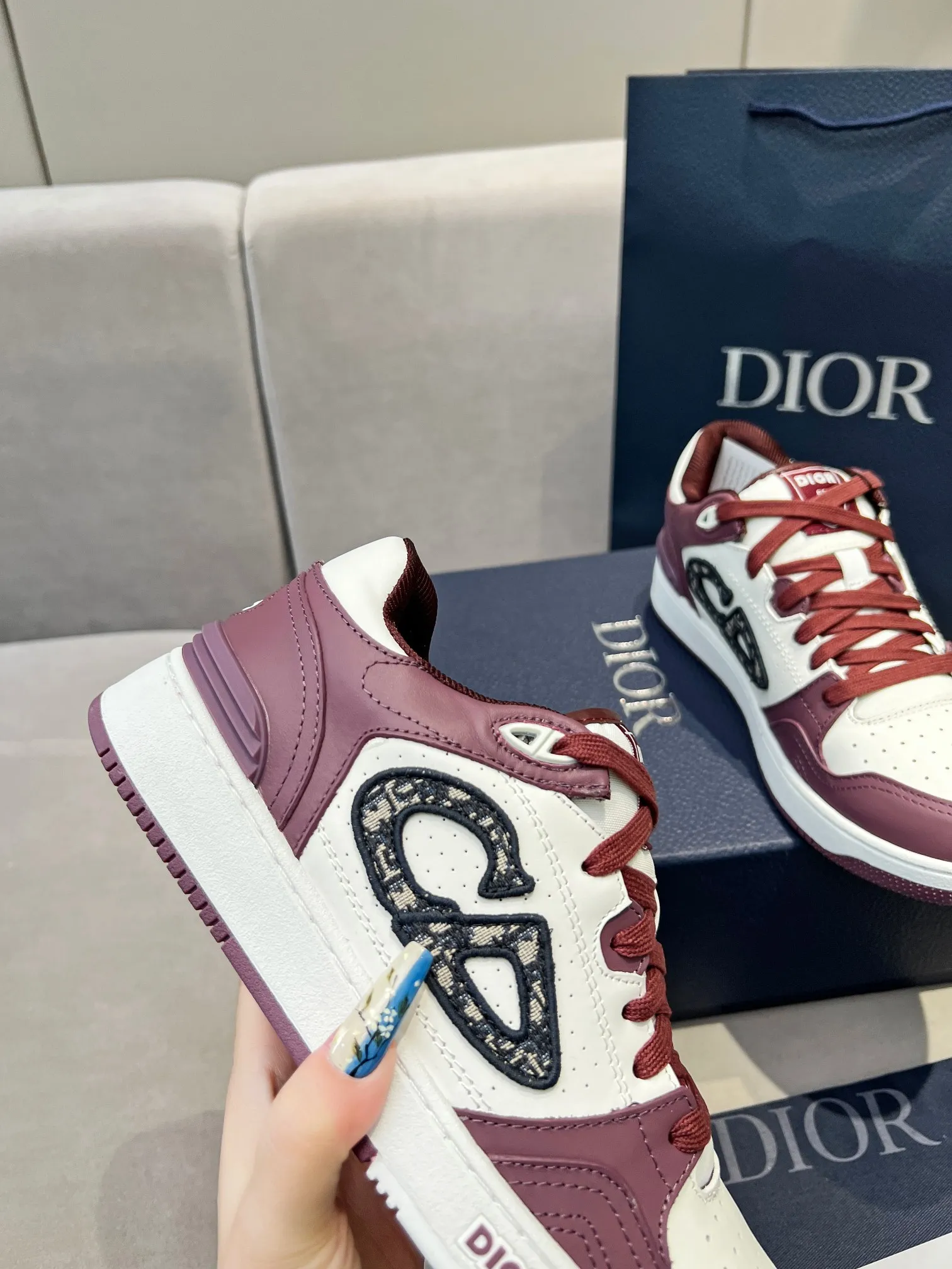 实价不让利P290！迪奥DiorB57 低帮运动鞋顶级版本！！！ 青蓝色配白色光滑头层牛皮全油边，TPU大底。 2024秋季男装系列精彩亮相，Dior 全新推出的一款经典单品。采用青蓝色和白色光滑头层牛皮革精心制作，两侧饰以米色和黑色 Oblique 电绣 CD 大标志。鲜明的同色系鞋带对应鞋身颜色协调，开合搭配鞋舌、鞋底和后侧饰以各种经典细节提升格调，孔眼细节、缉面线和同色系后跟条镶片更是突显其运动风格的动感魅力。独家开模双色成型TPU大底轻盈舒适防滑耐磨，网眼内里和垫脚均采用原版色系定制，柔软透气。精湛的制作工艺凸显档次，可搭配各式服饰，打造精致造型。