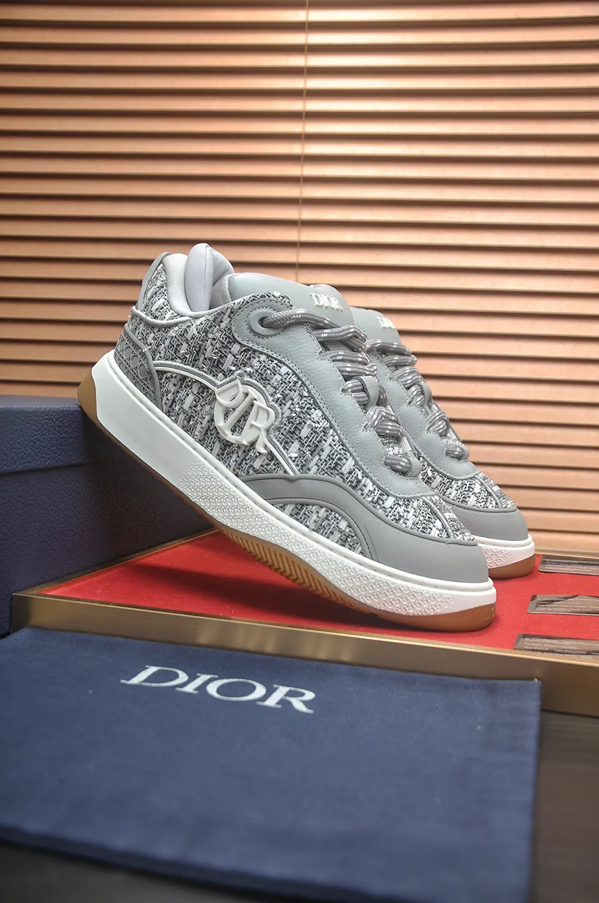 出厂价：410💶（顶级原单） 品牌：Dior （迪奥） 标准码：男码39-44（45定制） 等级：官网同款 材料：顶级原版牛皮拼接而成 原版耐磨轻便大底 款式类别：潮流时尚休闲鞋 尊贵奢侈品大牌元素顶级奢华 颜色：实物图片色
