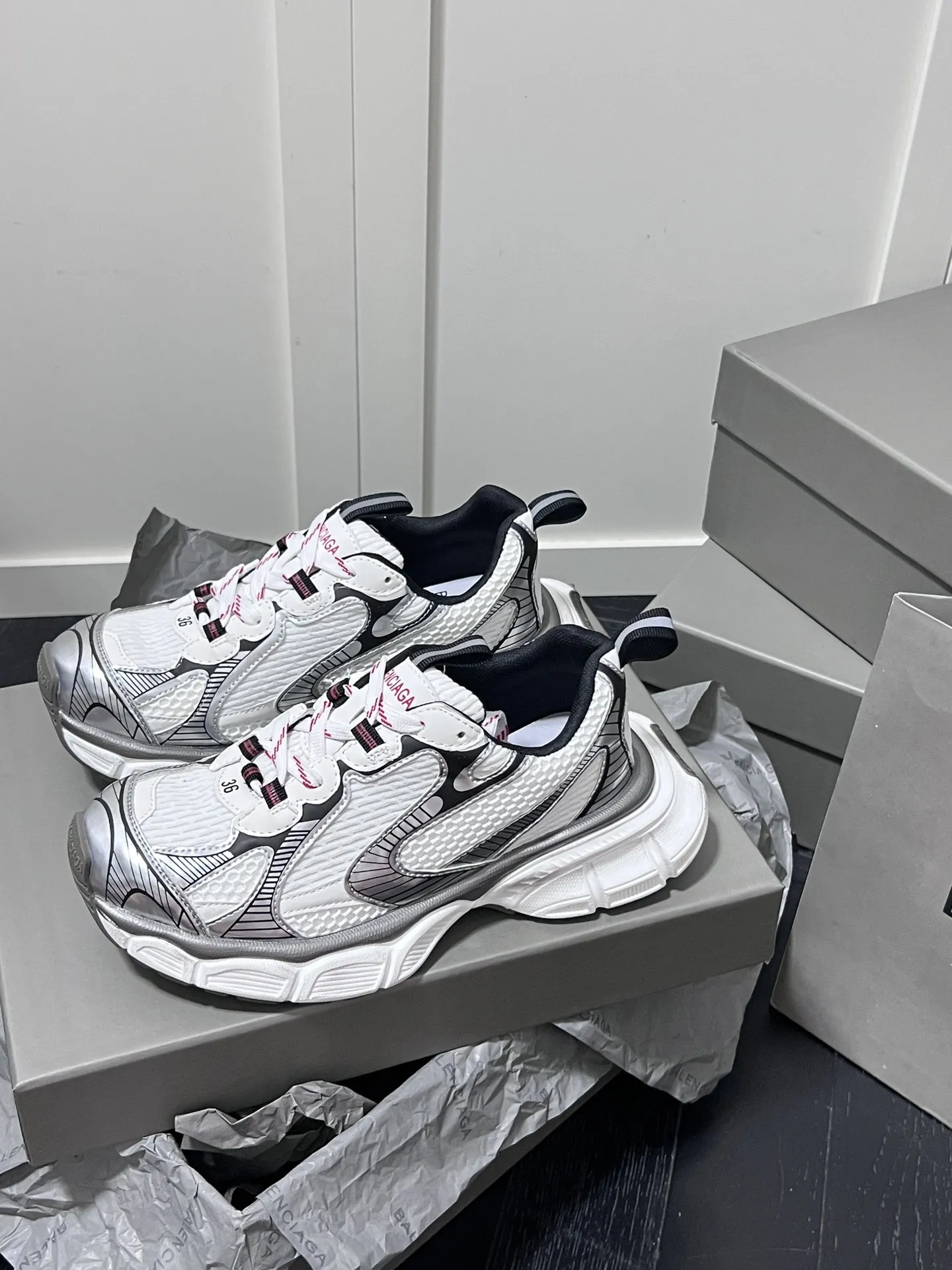 橙子出厂价💰180，男码+10 BALENCIAGA 3xl sneakers 巴黎世家 情侣款老爹鞋 复古休闲运动鞋 最新款复古休闲运动鞋系列，推出探索时尚界对于原创与挪用的概念，以全新系列致敬传承与经典，以标志性Balenciaga廓形和轮胎抽象大底，碰撞出诙谐又和谐的新创意。 码数：35-44