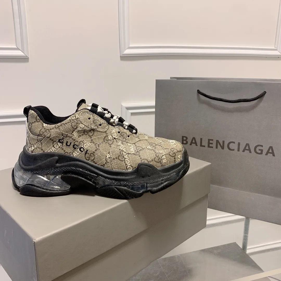 橙子出厂价💰185 情侣款 Gucci x Balenciaga&middot;古驰 x 巴黎世家联名款 新款气垫大底Triple S厚底运动鞋老爹鞋 古驰《Aria-时尚咏叹调》时装系列推出The Hacker Project系列，探索时尚界对于原创与挪用的概念。亚力山卓&middot;米开理以全新系列致敬传承与经典，以标志性Balenciaga廓形和Gucci元素，碰撞出诙谐又和谐的新创意。Triple S运动鞋采用经典GG Supreme帆布，饰有独特的通体&ldquo;Balenciaga&rdquo;印花。 限量款顶级版本！新配色首发出货，堪称目前市面上&ldquo;最美老爹鞋&rdquo;！正品开模，对版印花，原楦八层TPU组合大底！ 颜色：多种配色 码数：35-44