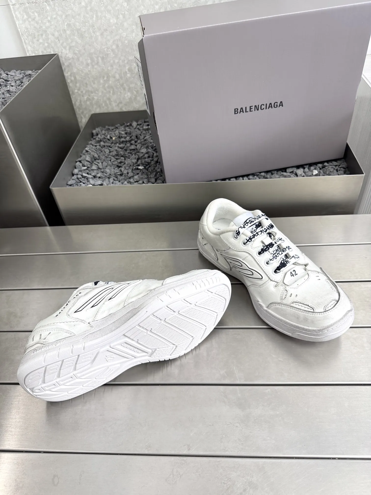 巴黎世家Balenciaga Hamptons Worn-Out 25FW最新配色，双色拼色相撞，视觉冲击更加强烈，一如既往的脚感，百搭的风格，四季皆可 原厂数据.（楦.格.鞋面.大底.做法工艺均还原原版工艺） &bull; 牛皮面料和网布内里材质 &bull; 鞋面整只磨损破坏效果 &bull; 轮胎花纹鞋底 &bull; 15毫米足弓 &bull; 鞋舌Balenciaga 最新回旋品牌标识 &bull; 后帮凹印 Balenciaga 徽标和尺码 &bull; 后帮拉帮 &bull; 中国制造 透过材质比例的拿捏和单纯的用色，在鞋面采用相对柔和的设计，衬出鞋款亮点 码数：35-45 P380原版包装
