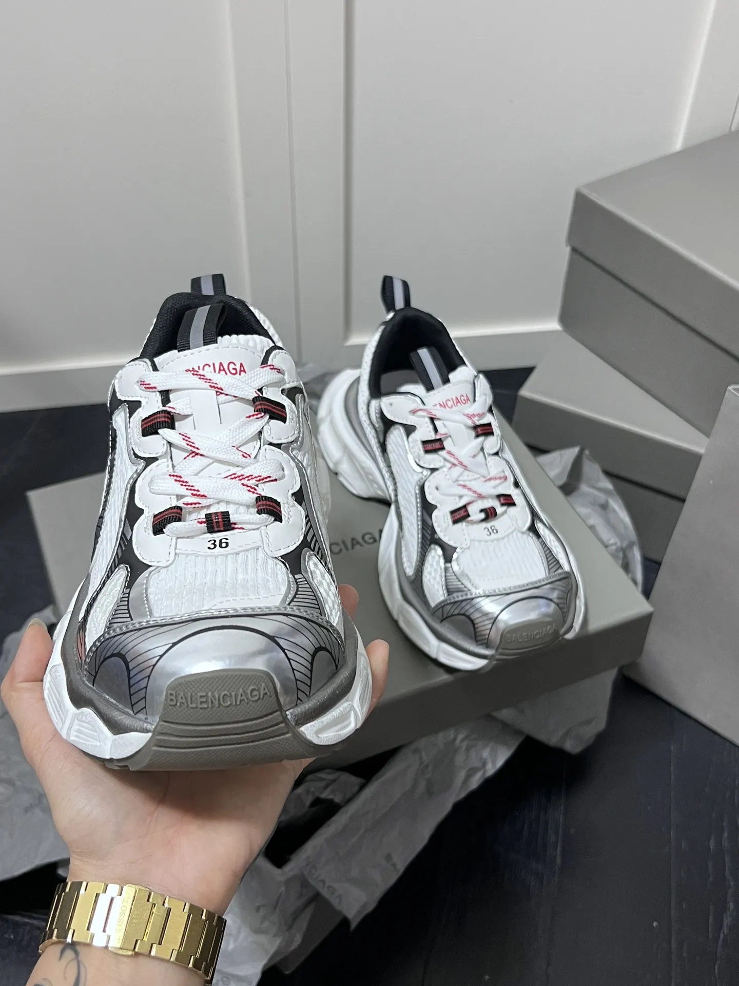 橙子出厂价💰180，男码+10 BALENCIAGA 3xl sneakers 巴黎世家 情侣款老爹鞋 复古休闲运动鞋 最新款复古休闲运动鞋系列，推出探索时尚界对于原创与挪用的概念，以全新系列致敬传承与经典，以标志性Balenciaga廓形和轮胎抽象大底，碰撞出诙谐又和谐的新创意。 码数：35-44