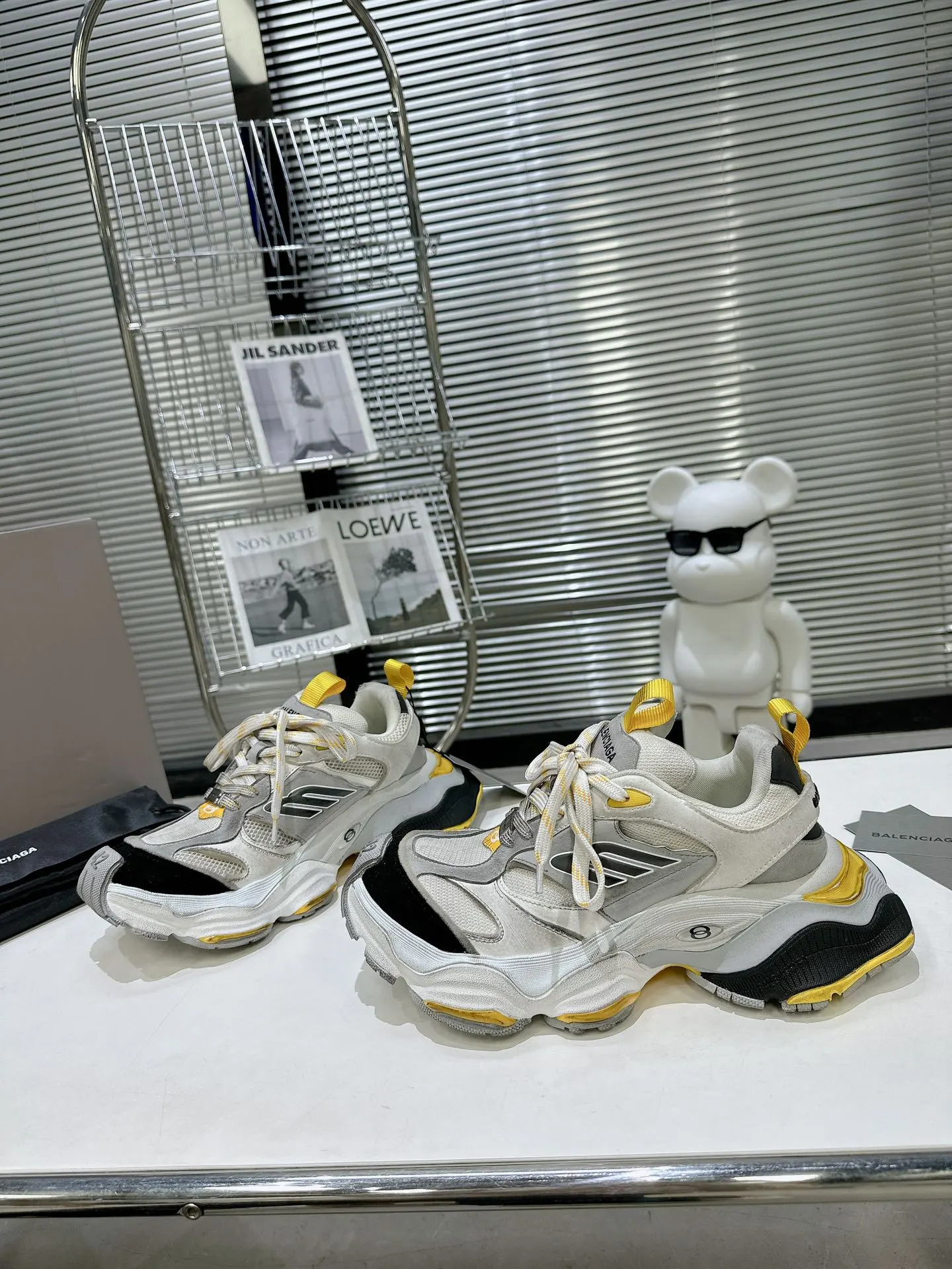 巴黎世家SUMMER 24 Cargo Sneaker 全球限量版 顶级版本 超级火爆! 6XL的终极奥义。伴随Balenciaga夏季24系列的发布,秀场上刘昊然脚上的6XL运动鞋再一次成为时尚的话题点,并且在秀场结束的第一时间,不少博主就发布了对这双鞋的测评和与3XL的对比。细看整体,鞋上有一处较大的变体“B