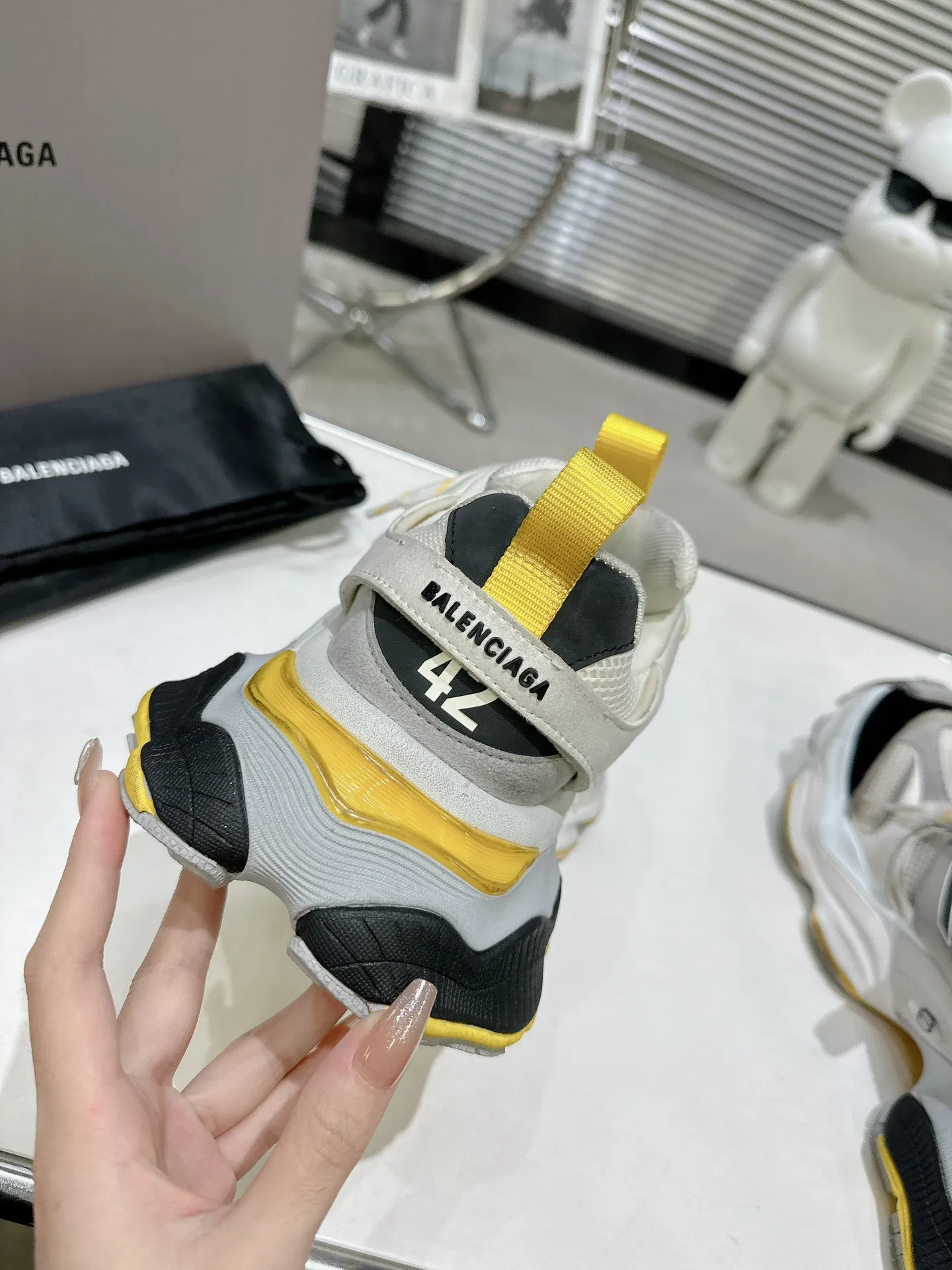 巴黎世家SUMMER 24 Cargo Sneaker 全球限量版 顶级版本 超级火爆! 6XL的终极奥义。伴随Balenciaga夏季24系列的发布,秀场上刘昊然脚上的6XL运动鞋再一次成为时尚的话题点,并且在秀场结束的第一时间,不少博主就发布了对这双鞋的测评和与3XL的对比。细看整体,鞋上有一处较大的变体“B