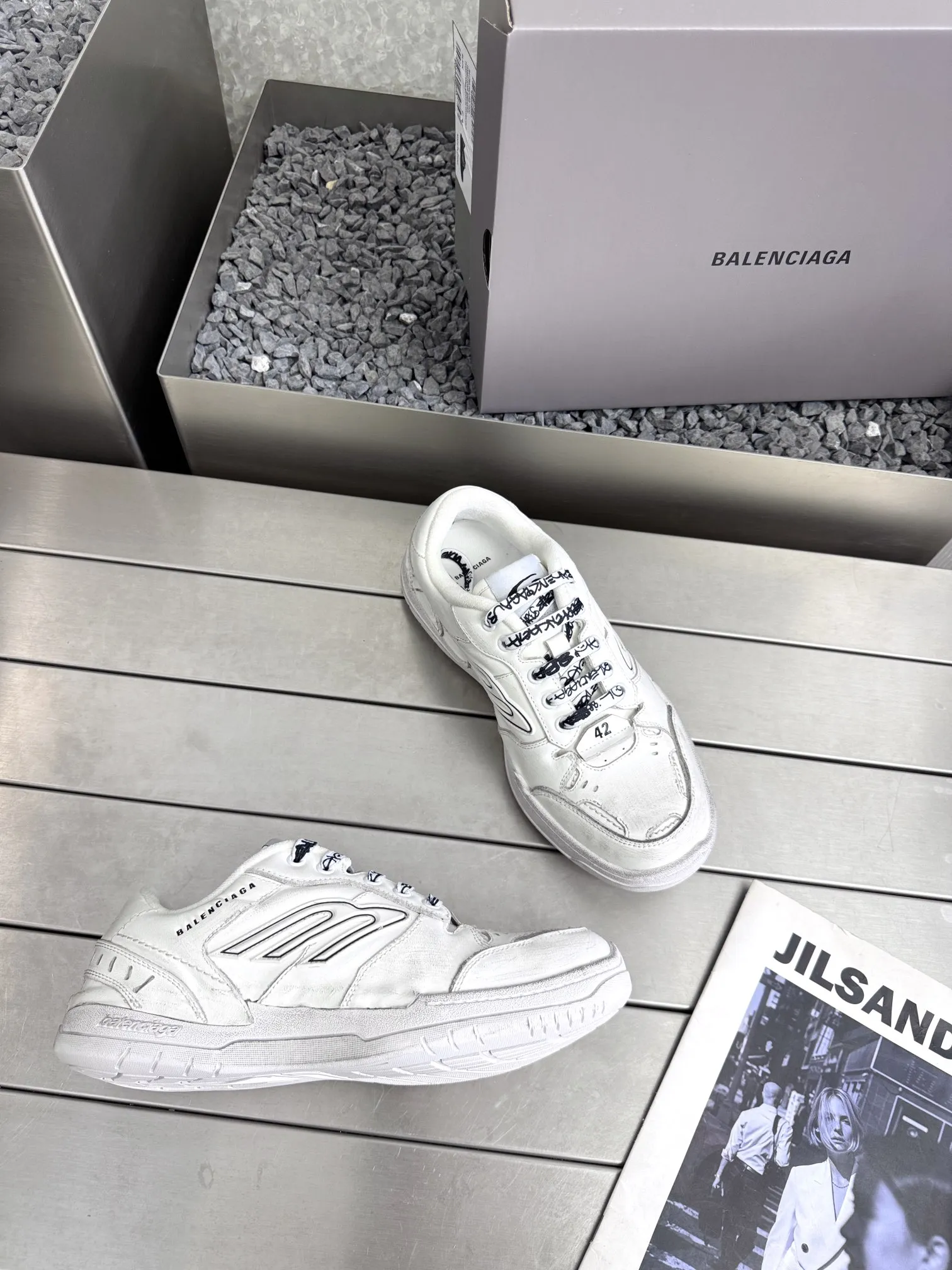 巴黎世家Balenciaga Hamptons Worn-Out 25FW最新配色,双色拼色相撞,视觉冲击更加强烈,一如既往的脚感,百搭的风格,四季皆可 原厂数据.(楦.格.鞋面.大底.做法工艺均还原原版工艺) • 牛皮面料和网布内里材质 • 鞋面整只磨损破坏效果 • 轮胎花纹鞋底 • 15毫米足弓 • 鞋舌Balenciaga 最新回旋品牌标识 • 后帮凹印 Balenciaga 徽标和尺码 • 后帮拉帮 • 中国制造 透过材质比例的拿捏和单纯的用色,在鞋面采用相对柔和的设计,衬出鞋款亮点 码数:35-45 P380原版包装