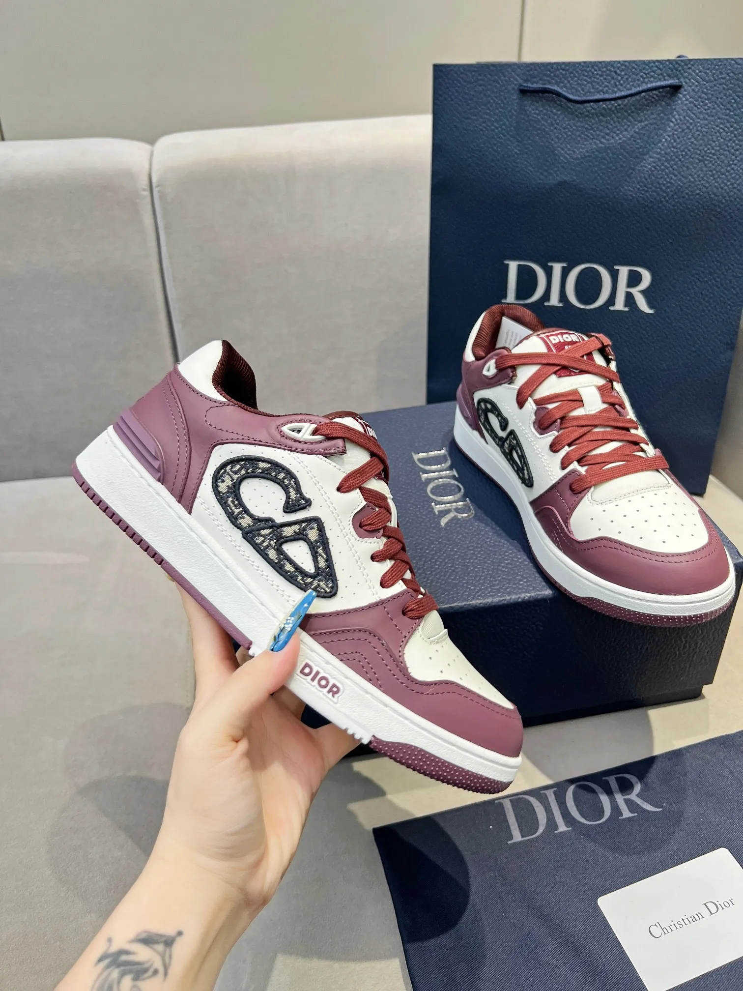 实价不让利P290!迪奥DiorB57 低帮运动鞋顶级版本!!! 青蓝色配白色光滑头层牛皮全油边,TPU大底。 2024秋季男装系列精彩亮相,Dior 全新推出的一款经典单品。采用青蓝色和白色光滑头层牛皮革精心制作,两侧饰以米色和黑色 Oblique 电绣 CD 大标志。鲜明的同色系鞋带对应鞋身颜色协调,开合搭配鞋舌、鞋底和后侧饰以各种经典细节提升格调,孔眼细节、缉面线和同色系后跟条镶片更是突显其运动风格的动感魅力。独家开模双色成型TPU大底轻盈舒适防滑耐磨,网眼内里和垫脚均采用原版色系定制,柔软透气。精湛的制作工艺凸显档次,可搭配各式服饰,打造精致造型。