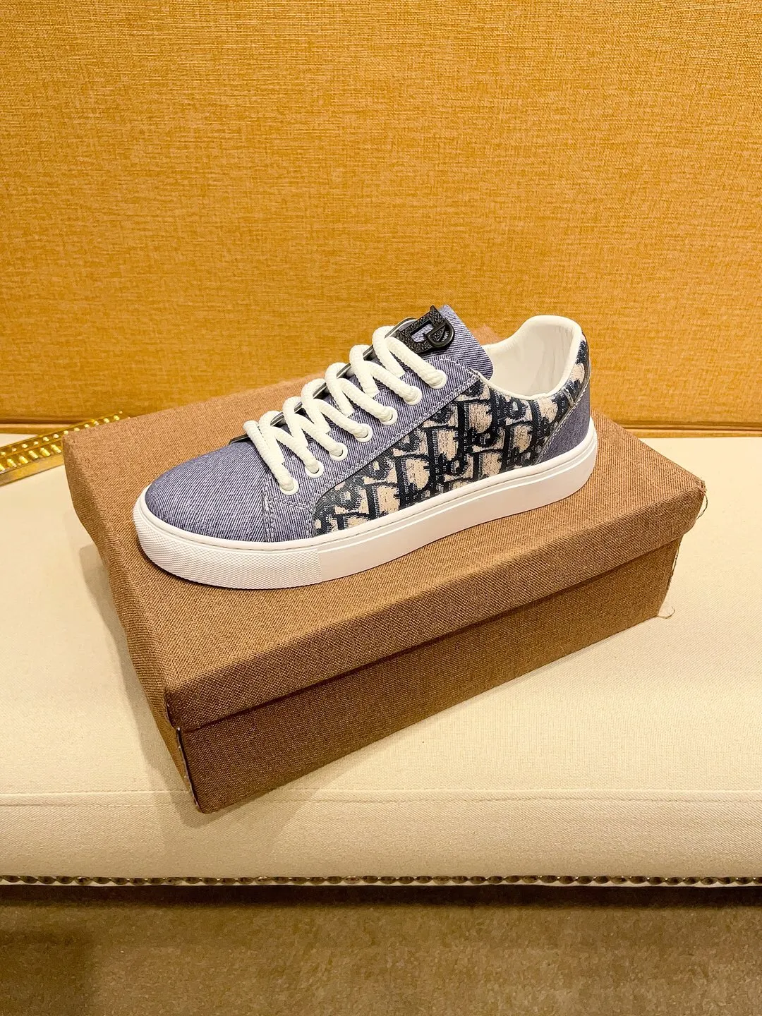 工厂价200。【Dior】迪奥休闲男装系列新品上市[庆祝][庆祝][庆祝]，重新诠释潮鞋设计，成为Dior的经典单品[强][强][强]，采用多种材料搭配牛皮精心制作，侧面展示标志，鞋舌、鞋底和后侧饰以各种特色细节提升格调[666][666]，而孔眼细节、缉面线和橡胶镶片更是突显其潮流风格的动感魅力[强][强][强]，带有双色橡胶鞋底，可搭配各色服饰，打造精致造型，码数:38一44（45订做）